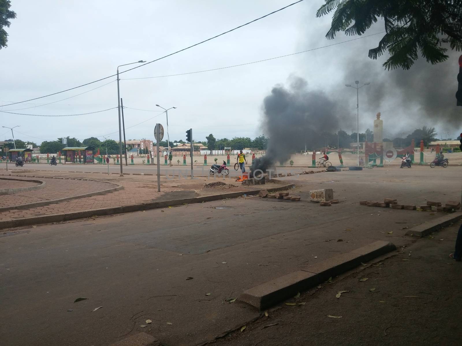 BURKINA FASO, Ouagadougou : Protestors react during a protest against the military coup in place de la Nation in Ouagadougou, Burkina Faso, on September 18, 2015. Protests have sparked in Ouagadougou after Presidential guard officers seized power in a coup. 