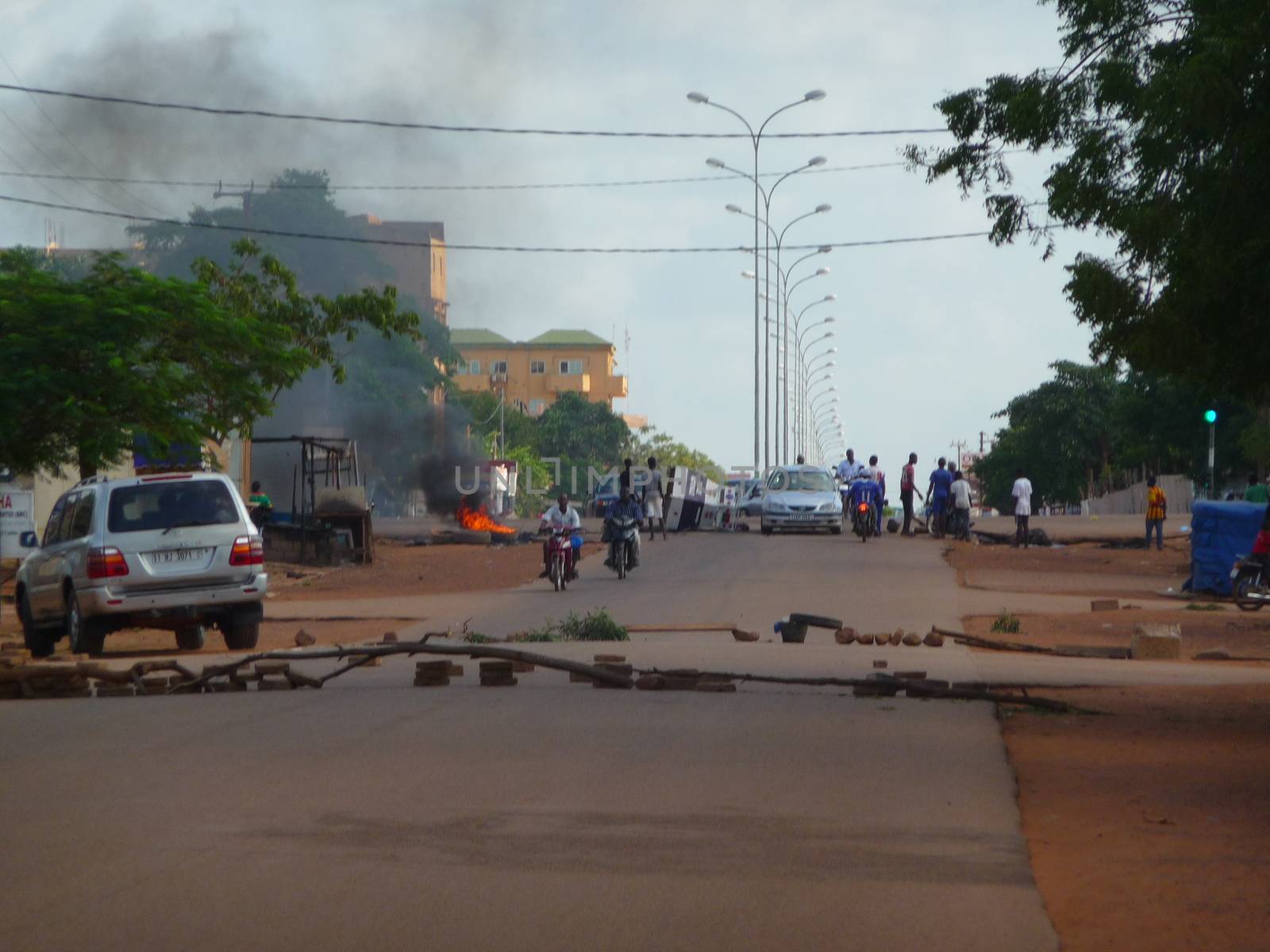 BURKINA FASO, Ouagadougou : Motorcycles are seen in front of barricades in Ouagadougou, Burkina Faso, on September 18, 2015. Protests have sparked in Ouagadougou after Presidential guard officers seized power in a coup.