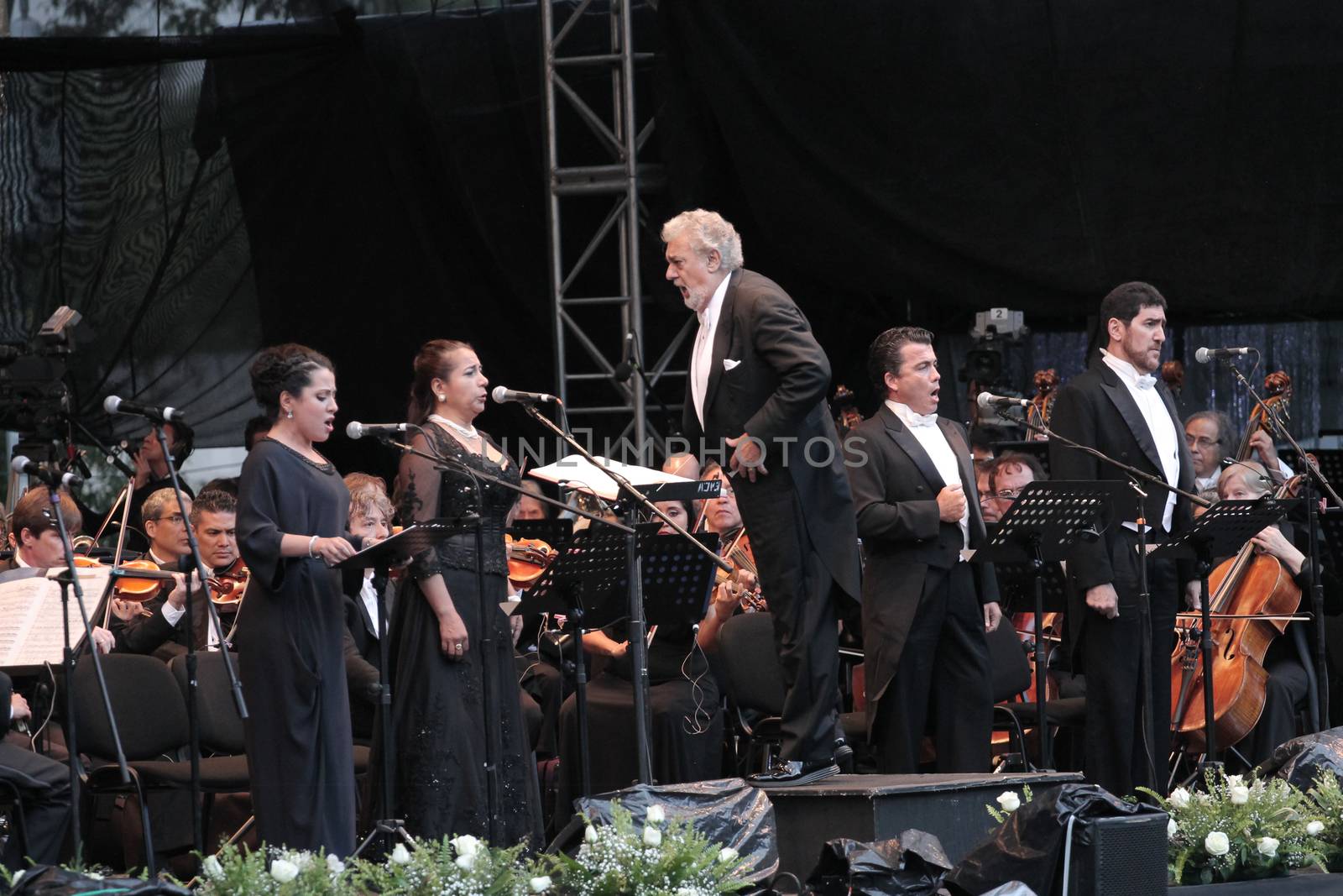 MEXICO, Mexico City: Spanish tenor Placido Domingo (C) conducts a concert with Mexico Philharmonic Orchestra on September 18, 2015 in Mexico City. Soprano Maria Katzarava (L), mezzo-soprano Grace Echauri (2nd L), tenor Dante Alcala (2nd R) and bass Rosendo Flores (R) perfom Verdi's Requiem in memory of 1985 earthquake.