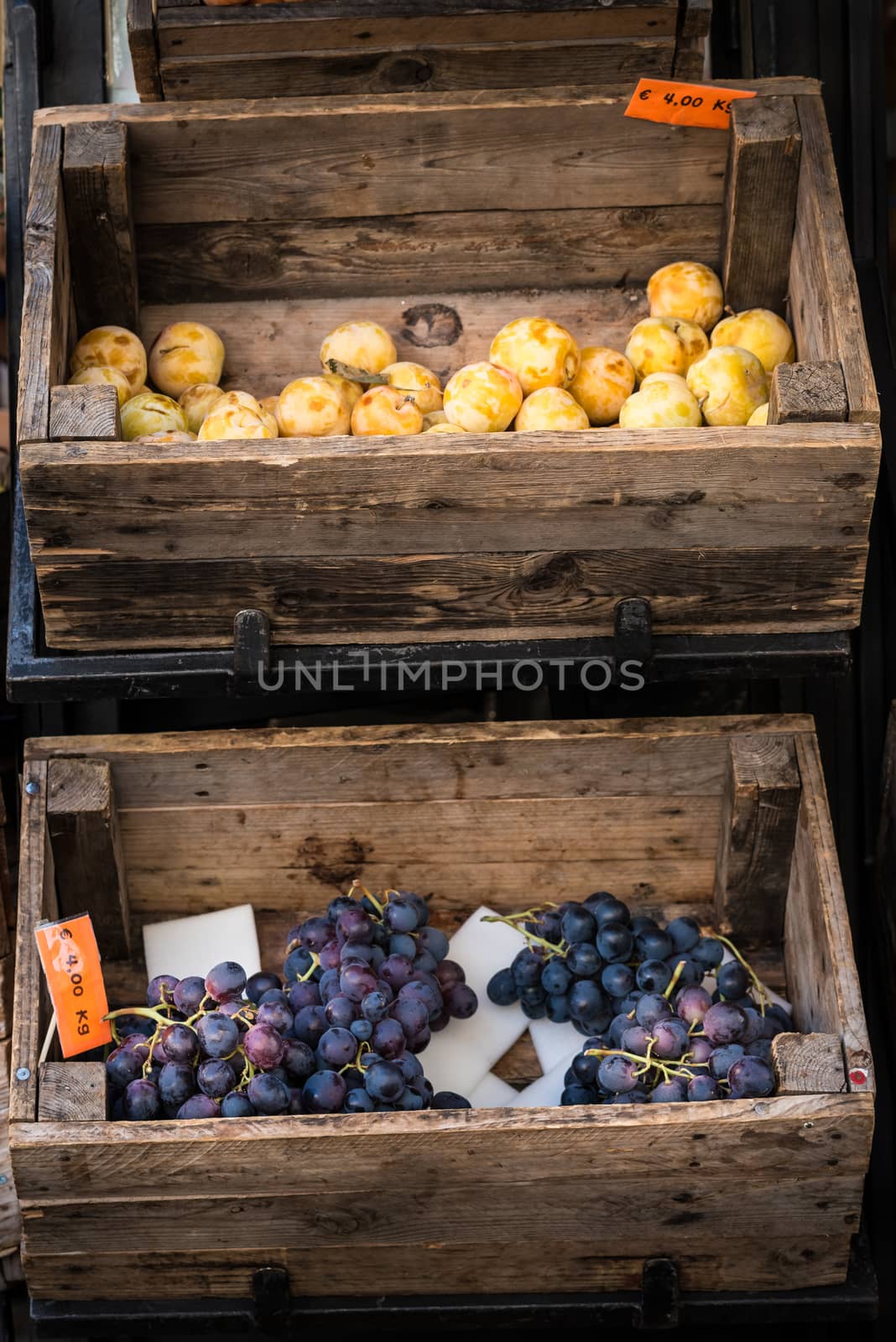 older wooden box  by Robertobinetti70