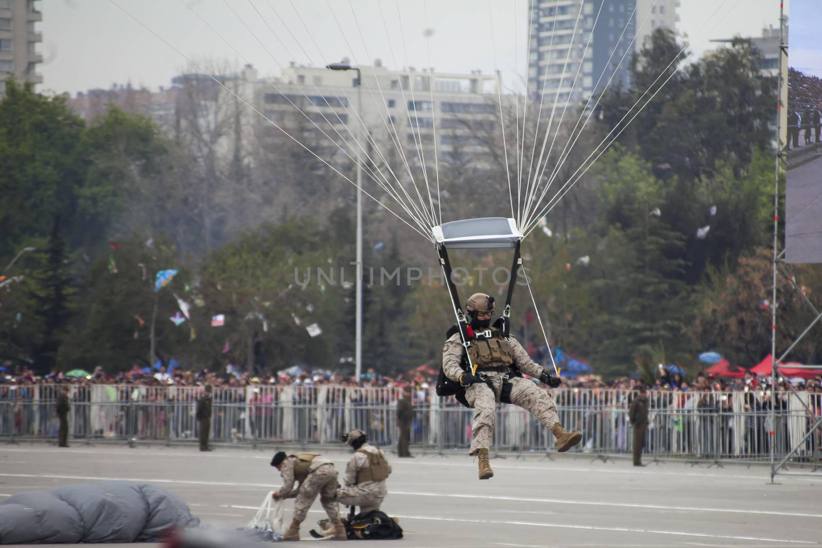 CHILE, Santiago : Chilean President Michelle Bachelet (C) takes part in a military parade in Santiago, on September 19, 2015, on the day of the 205th anniversary of Chile's independence