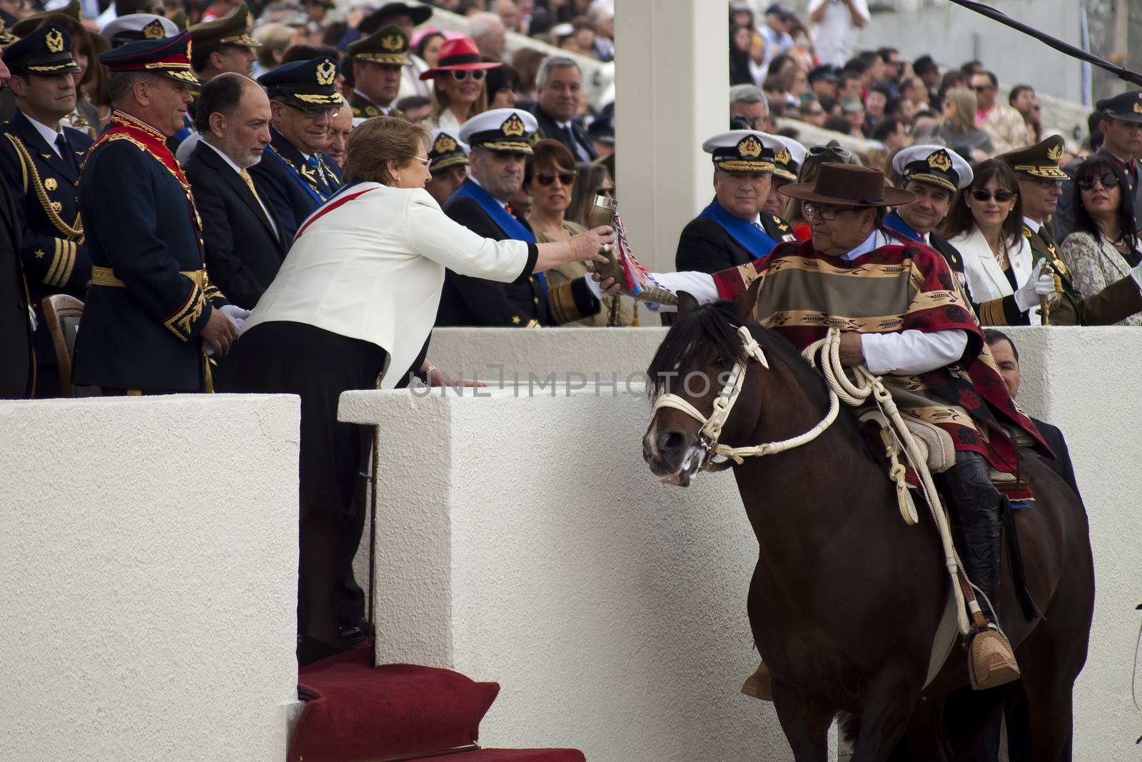 CHILE, Santiago : Chilean President Michelle Bachelet (C) takes part in a military parade in Santiago, on September 19, 2015, on the day of the 205th anniversary of Chile's independence