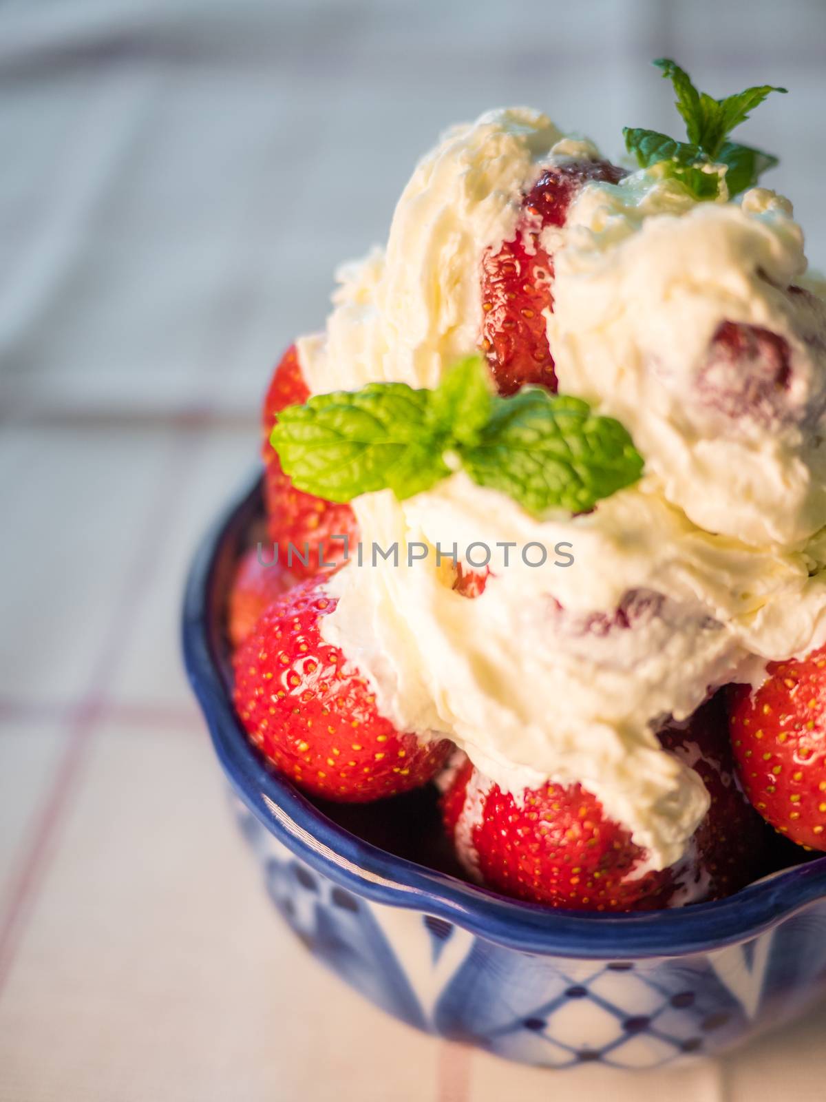 Strawberry wuth whipped cream in traditional russian plate - gzhel