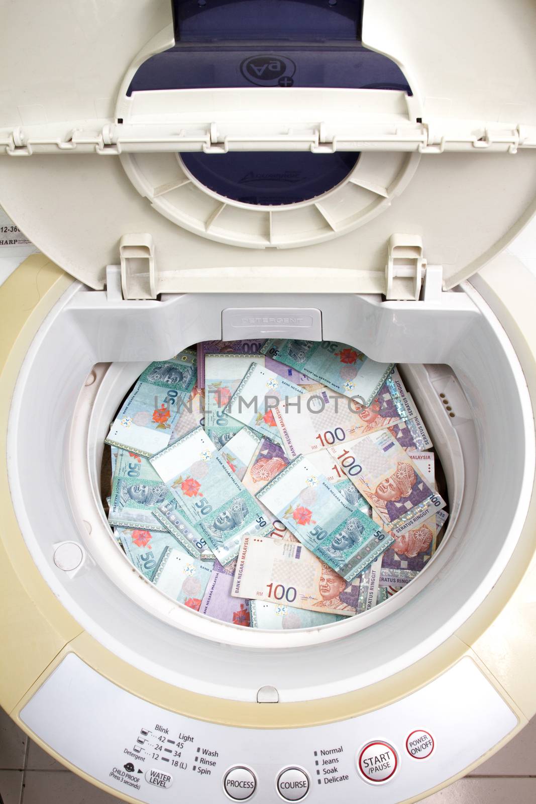 Malaysia Currency in washing machine by kiankhoon