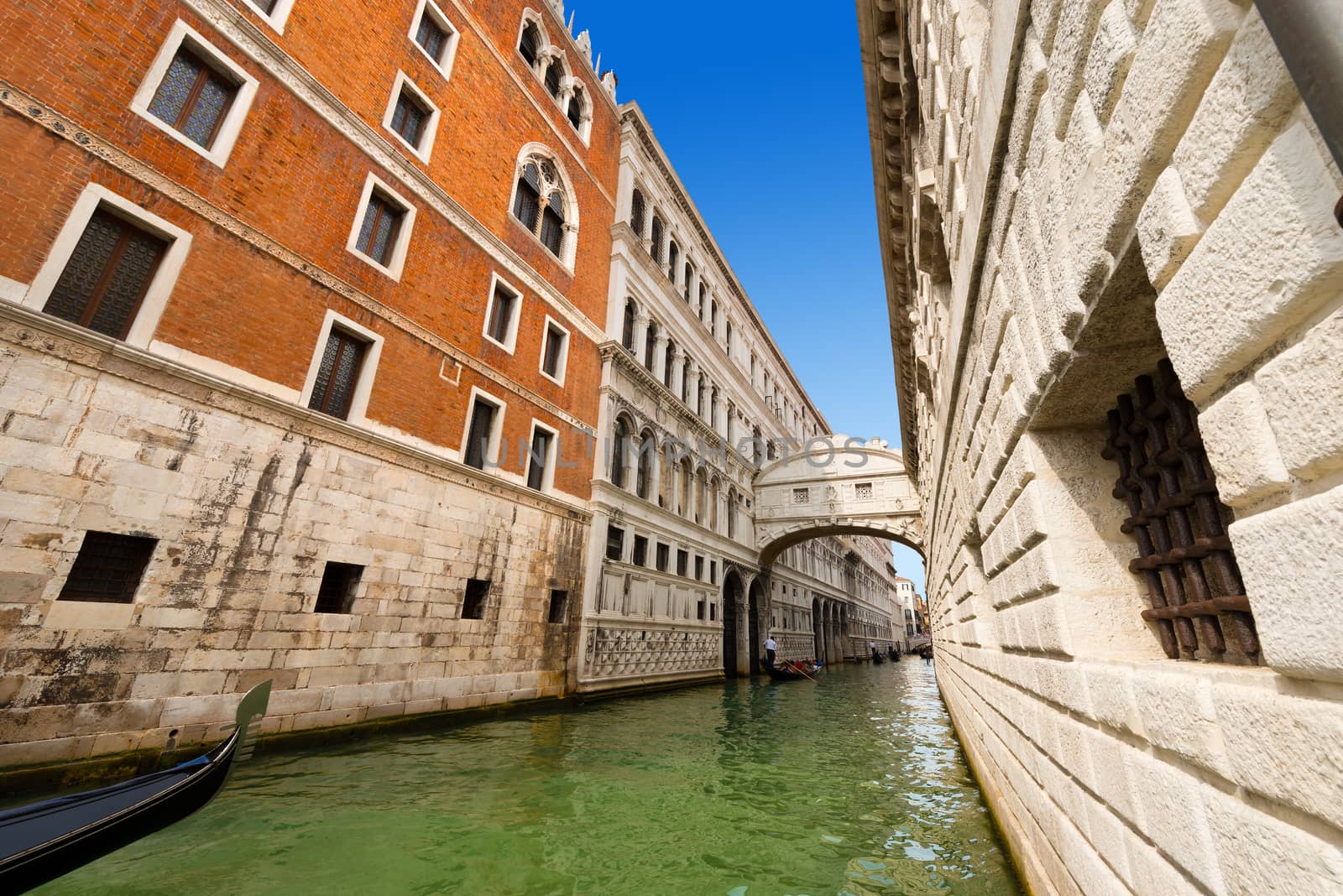Typical gondolas under the Bridge of Sighs XVII century (Ponte dei Sospiri). Venezia (UNESCO world heritage site), Veneto, Italy