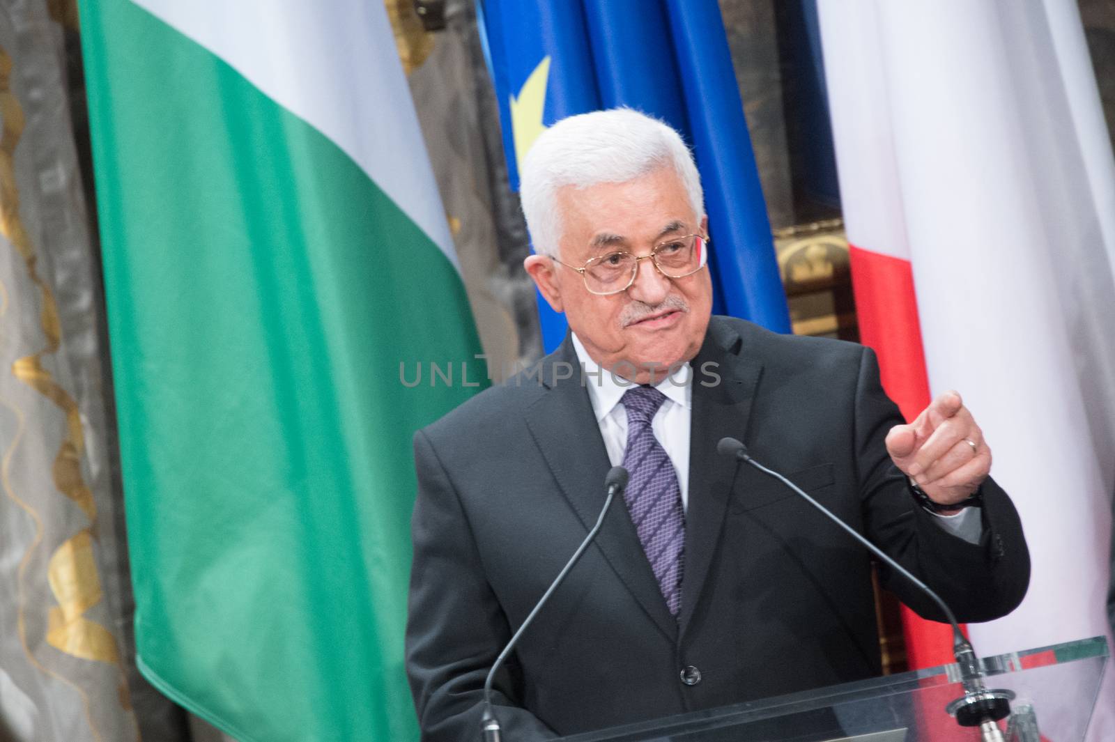 FRANCE, Paris : Palestinian Authority president Mahmoud Abbas delivers a speech during a ceremony marking the International Day of Peace on September 21, 2015 at Paris' city hall.