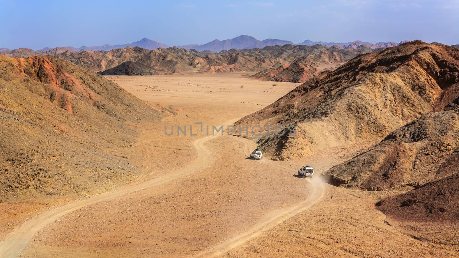 In the picture two jeeps while attraverano the desert rocks Egyptian, a view from above.