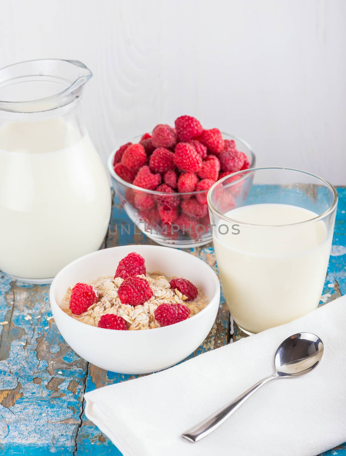 Oat flakes with milk and frash raspberries