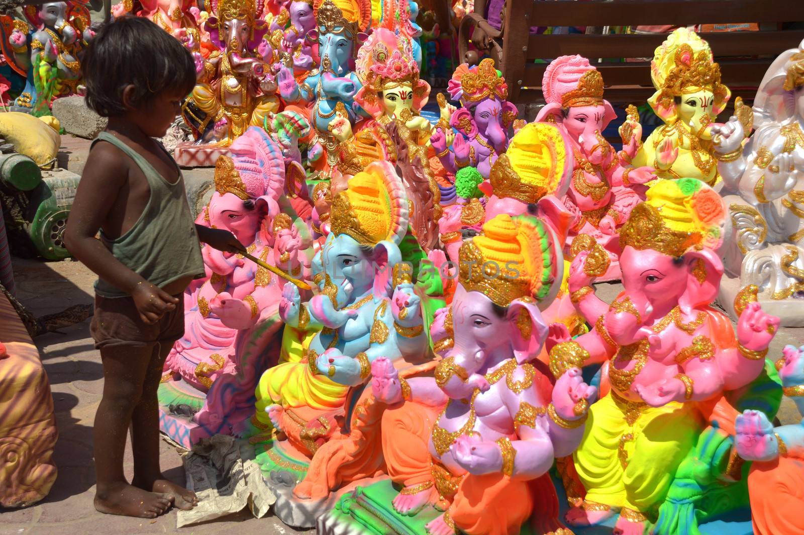 INDIA - CHILD WORKERS - STATUE PAINTER by newzulu