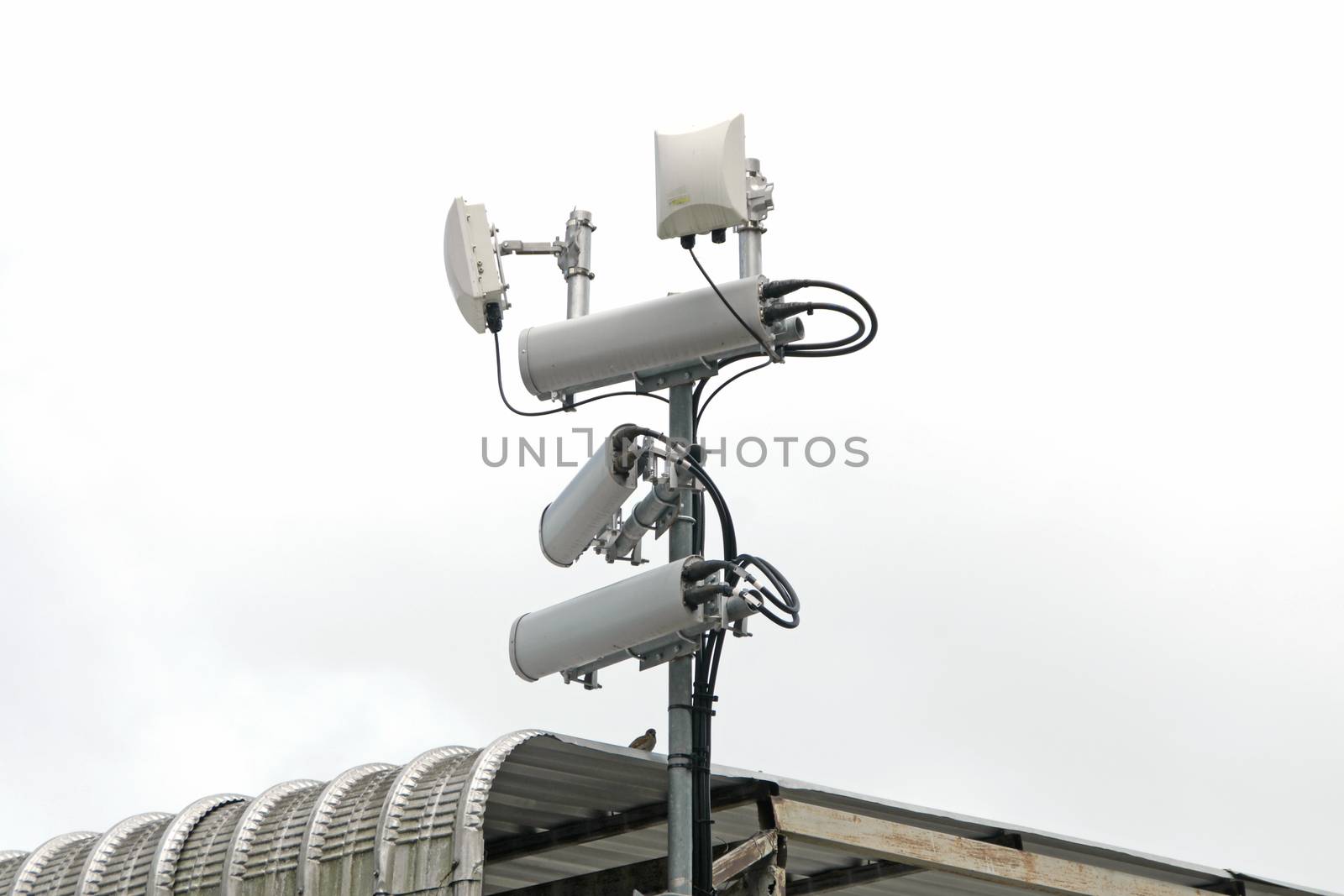 Antennas of mobile cellular systems with wifi hot spot repeater and blue sky