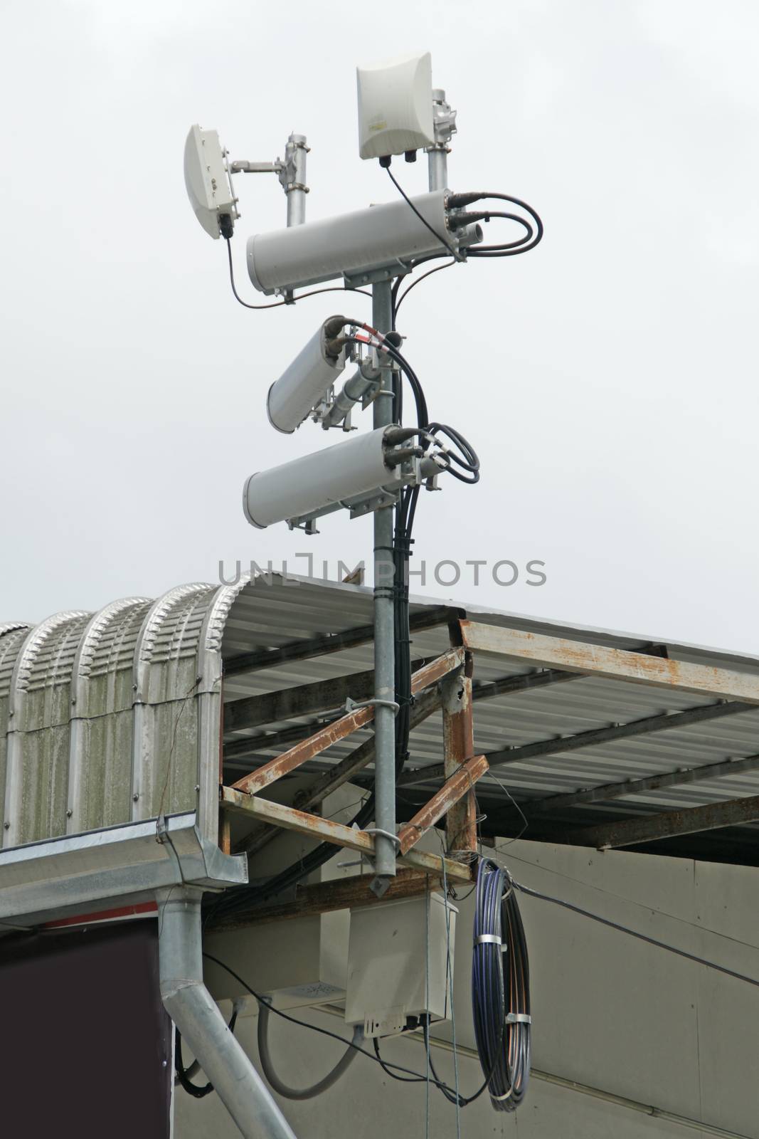 Antennas of mobile cellular systems with wifi hot spot repeater and blue sky