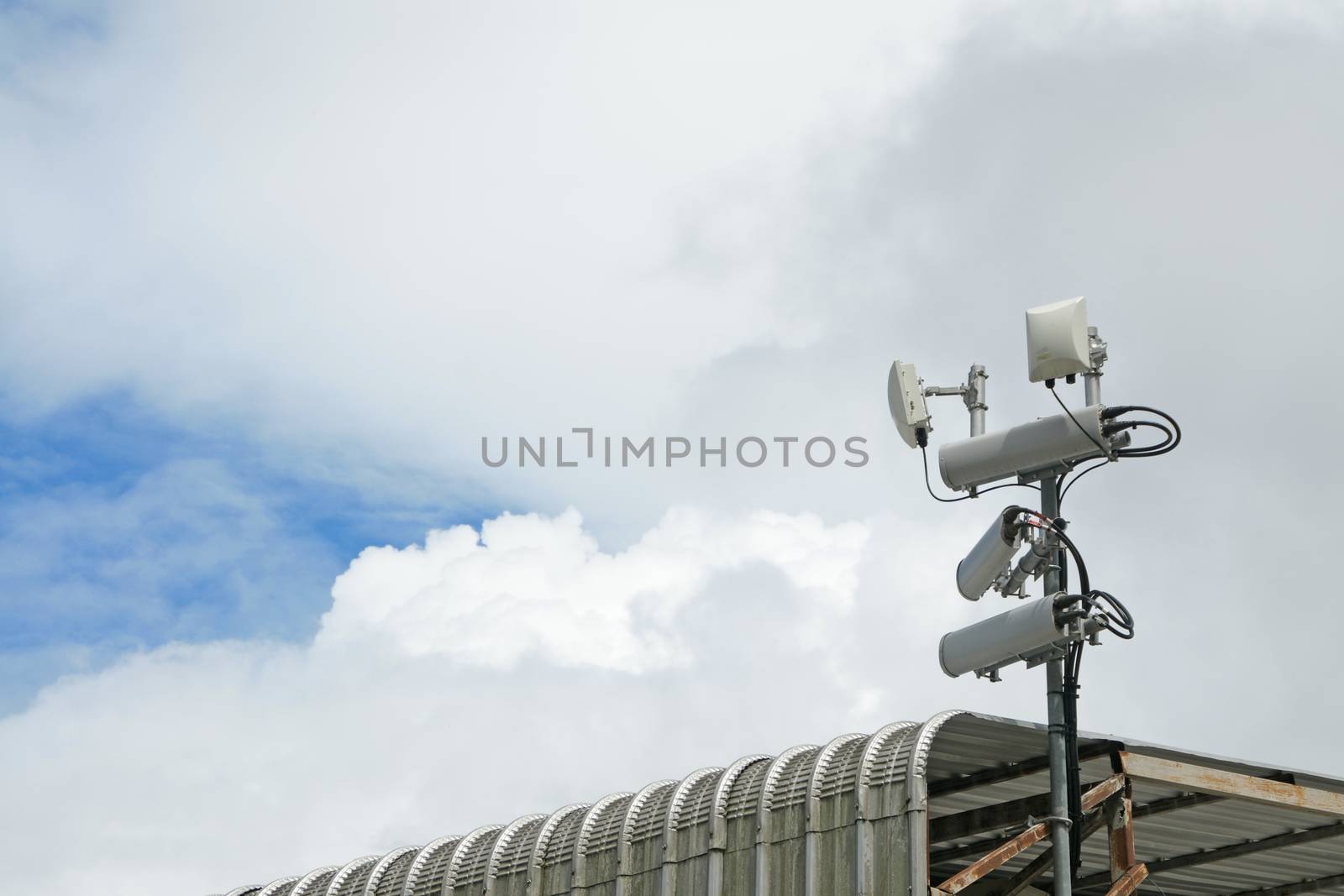 Antennas of mobile cellular systems with wifi hot spot repeater and blue sky