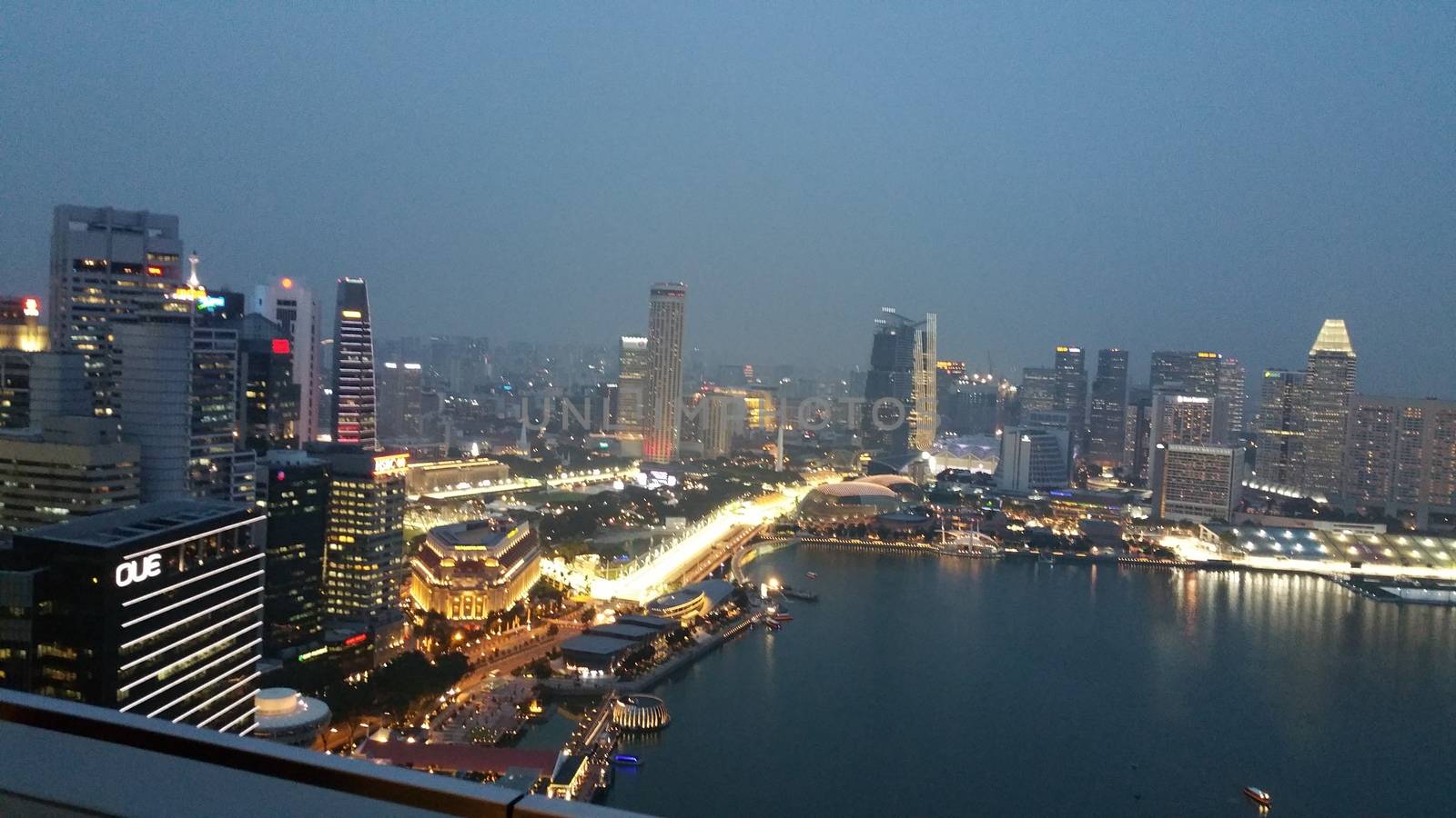 SINGAPORE: The terrible air pollution in Singapore known as the haze - caused by Indonesian forest fires and land clearances - continues on September 17, 2015, enveloping the CBD and Marina Bay. 