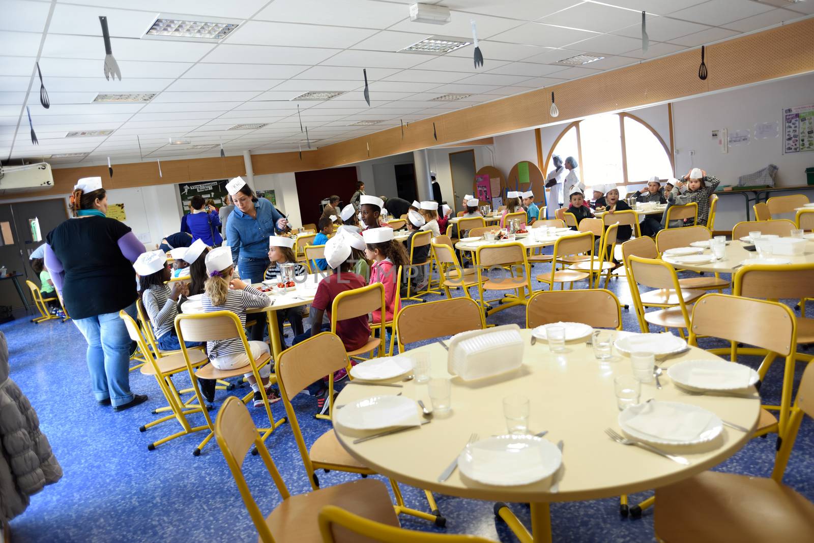 FRANCE, Valence : Pupils sit at canteen tables waiting for their exceptionnal menu at Celestin Freinet school in Valence (Dr�me), on September 25, 2015 on the occasion of French gastronomy days from September 25 to September 27, 2015. 