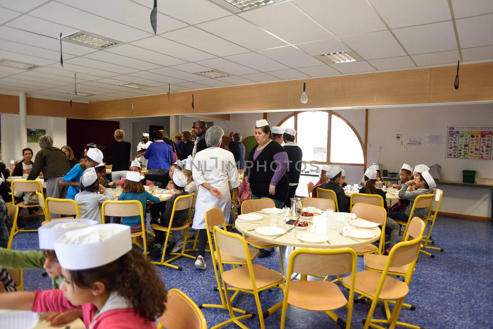 FRANCE, Valence : Pupils sit at canteen tables waiting for their exceptional menu at Celestin Freinet school in Valence (Dr�me), on September 25, 2015 on the occasion of French gastronomy days from September 25 to September 27, 2015. 