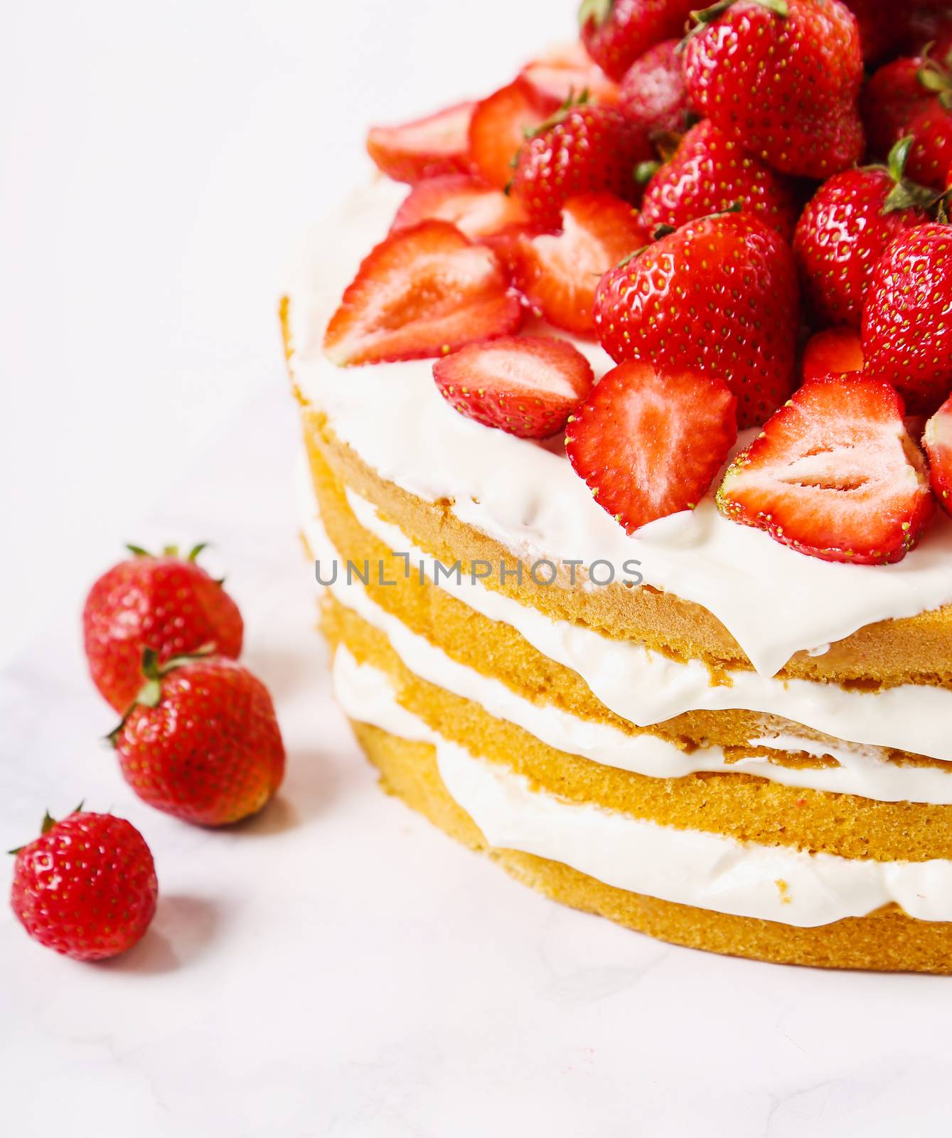 Strawberry cake by rufatjumali
