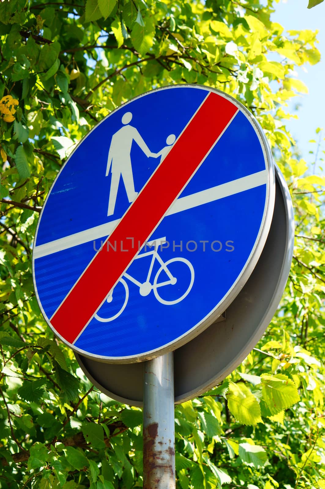 Pedestrian and bicycle sign showing end