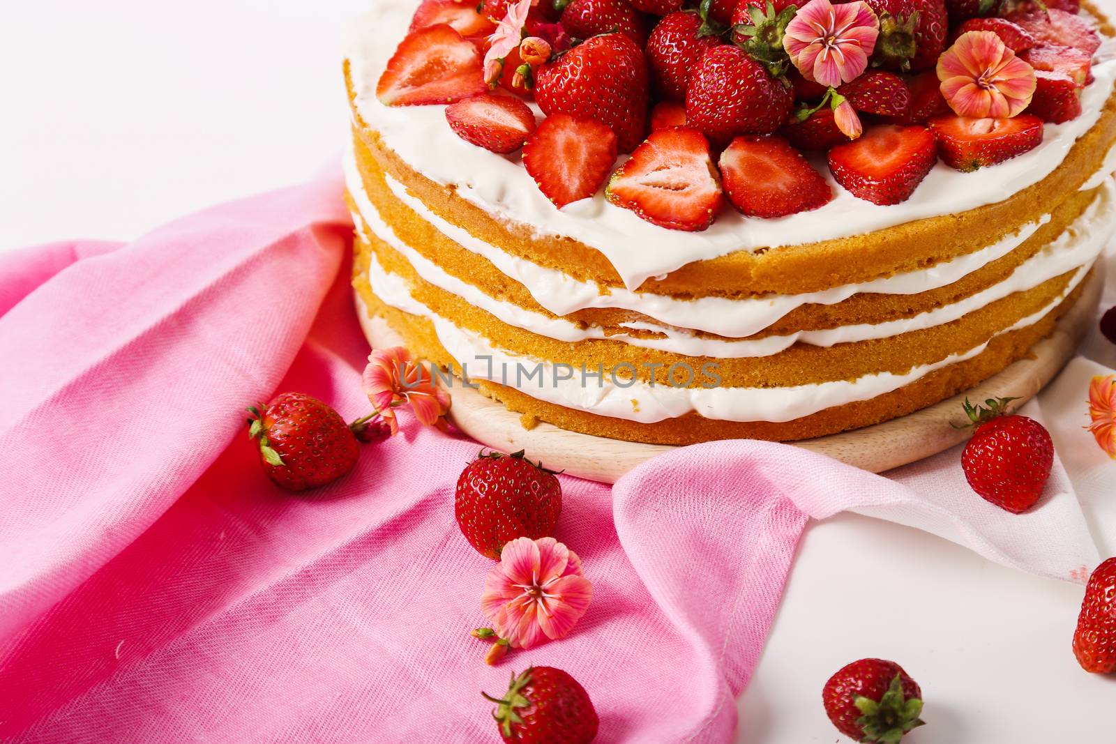 Strawberry cake by rufatjumali