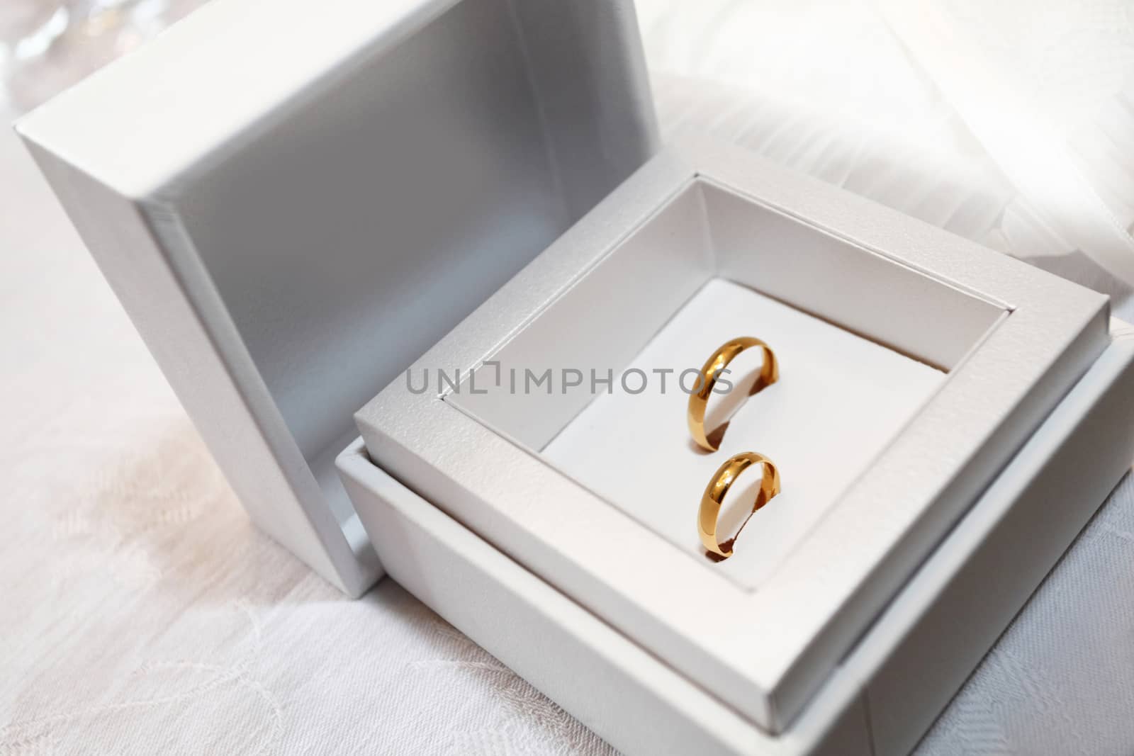 wedding rings of yellow gold in satin box