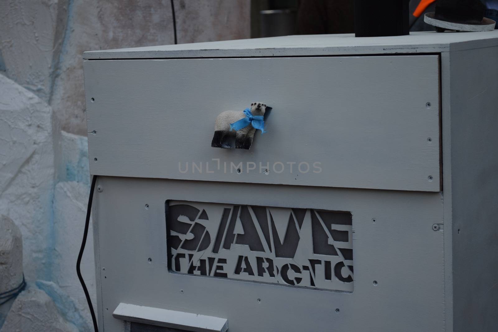 UNITED KINGDOM, London: Save the Artic	Actress Emma Thompson joined John Sauven, director of Greenpeace, and a number of activists and other members of the public outside Shell's Headquarters in London on September 29, 2015 to celebrate the announcement that Shell had abandoned its plans to drill for oil in the Arctic.  	According to our contributor about 50 to 100 people listened as Sauven and Thompson spoke of the victory and their continuing fight, which would see their puppet polar bear Aurora being relocated to Paris. 