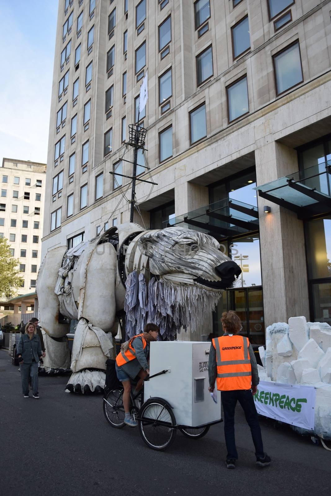 UNITED KINGDOM, London: Aurora the polar bear outside Shell HQ	Actress Emma Thompson joined John Sauven, director of Greenpeace, and a number of activists and other members of the public outside Shell's Headquarters in London on September 29, 2015 to celebrate the announcement that Shell had abandoned its plans to drill for oil in the Arctic.  	According to our contributor about 50 to 100 people listened as Sauven and Thompson spoke of the victory and their continuing fight, which would see their puppet polar bear Aurora being relocated to Paris. 