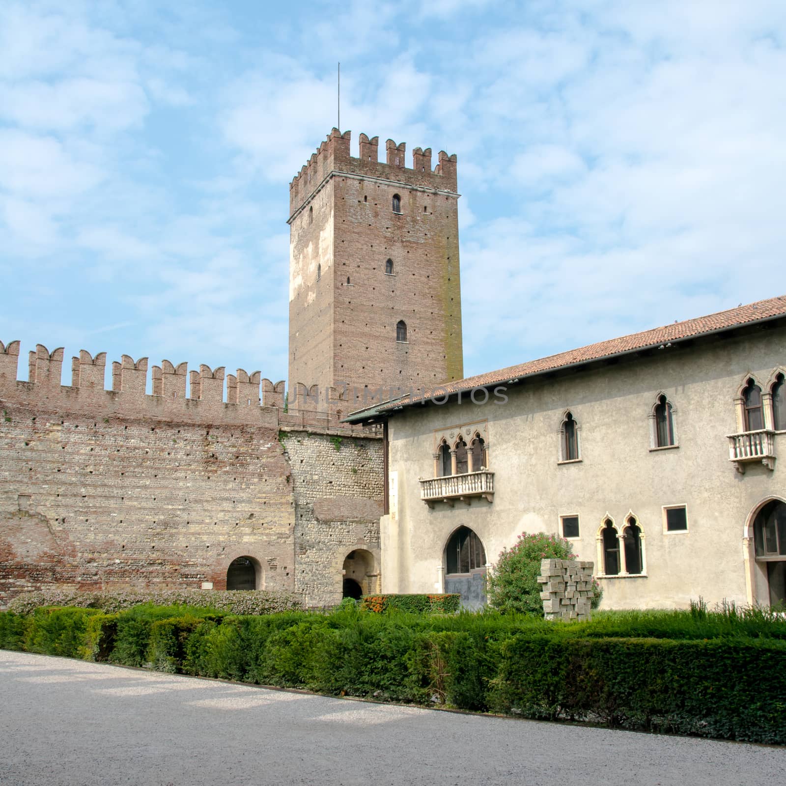 inner square of the old castle in Verona by Isaac74