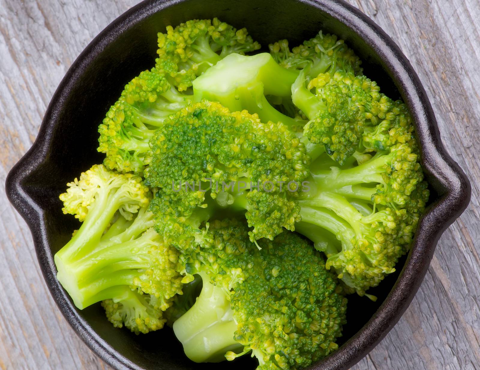 Crunchy Boiled Broccoli by zhekos