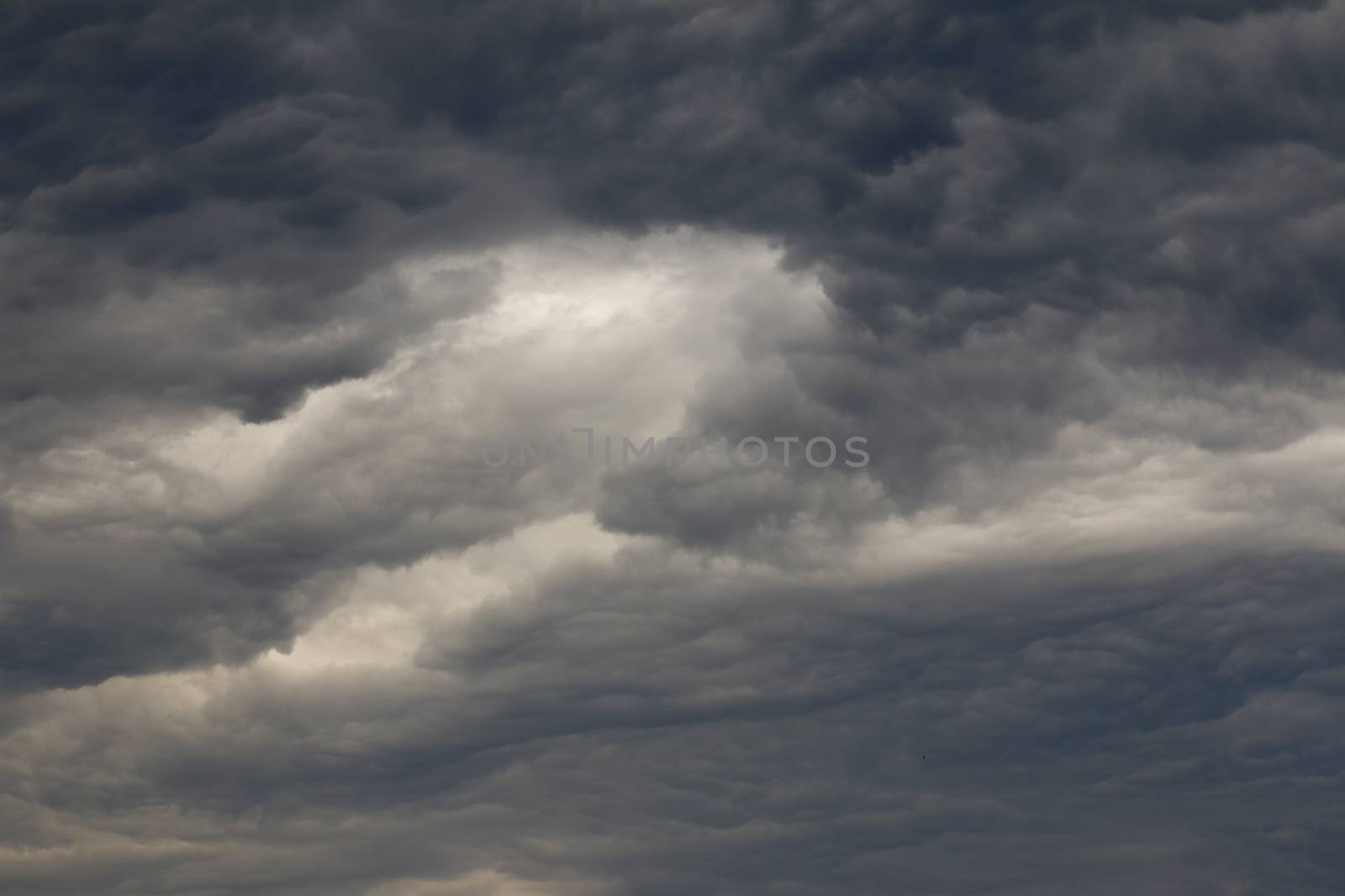 Image of the bizarre dark clouds before the storm