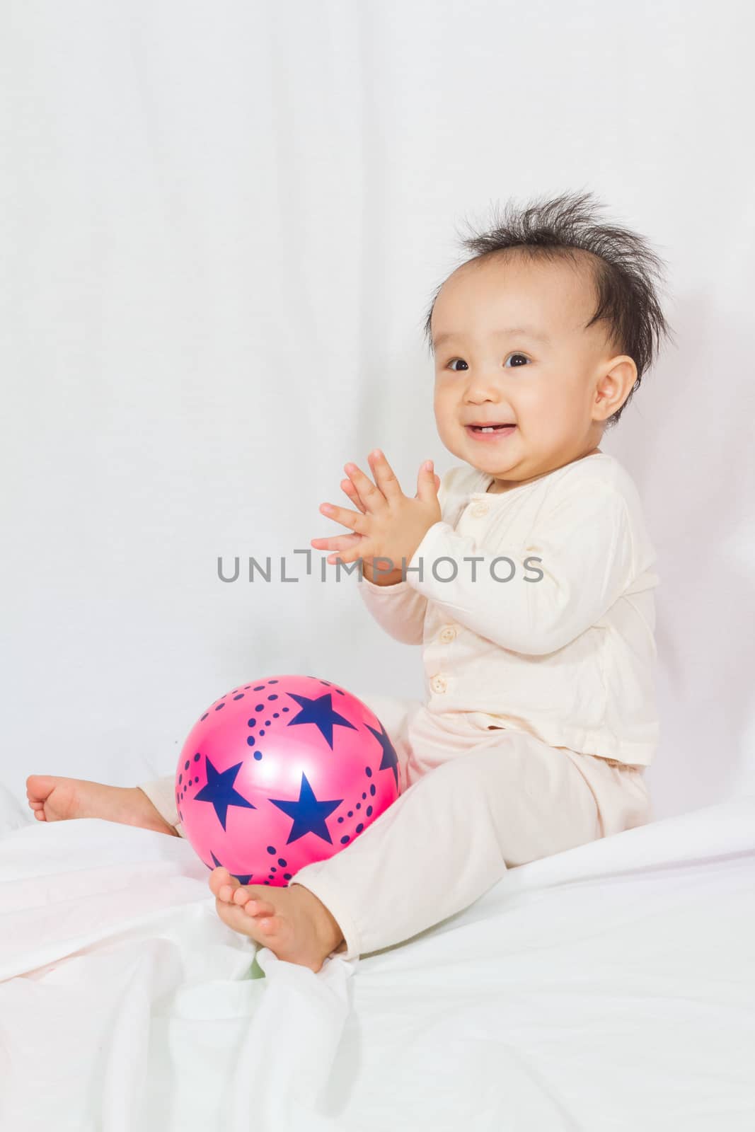 Asian Chinese Baby Smiling by kiankhoon