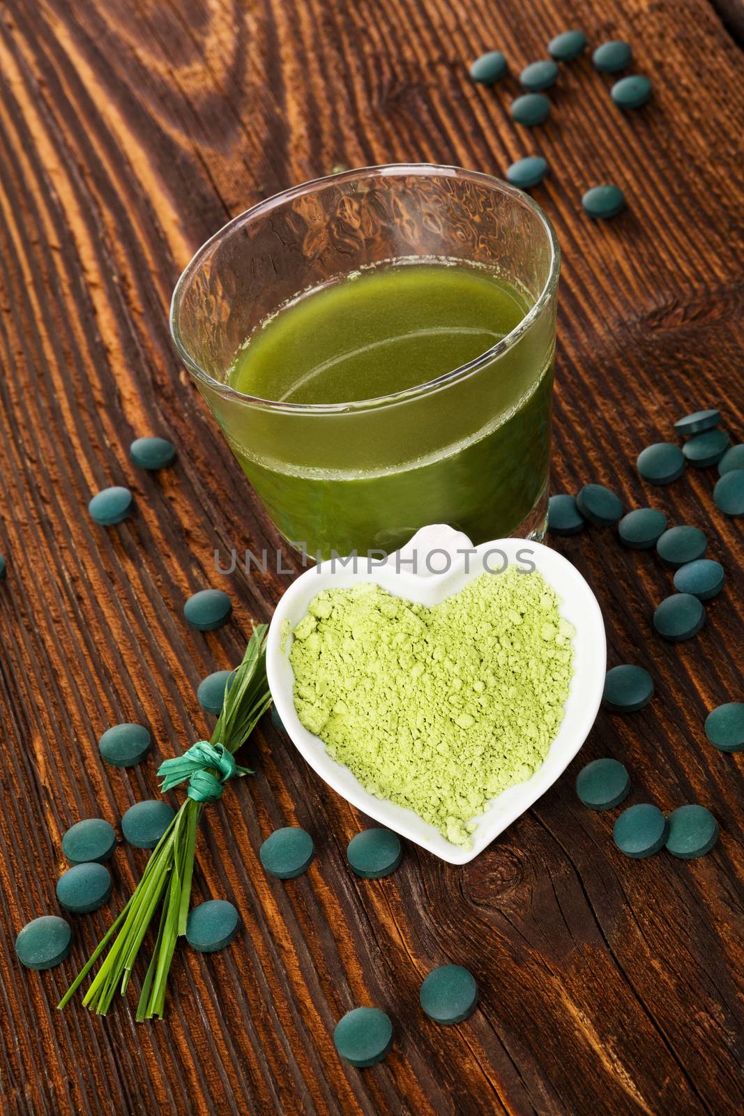 Spirulina, chlorella, barley and wheatgrass. Green supplement, superfood detox.