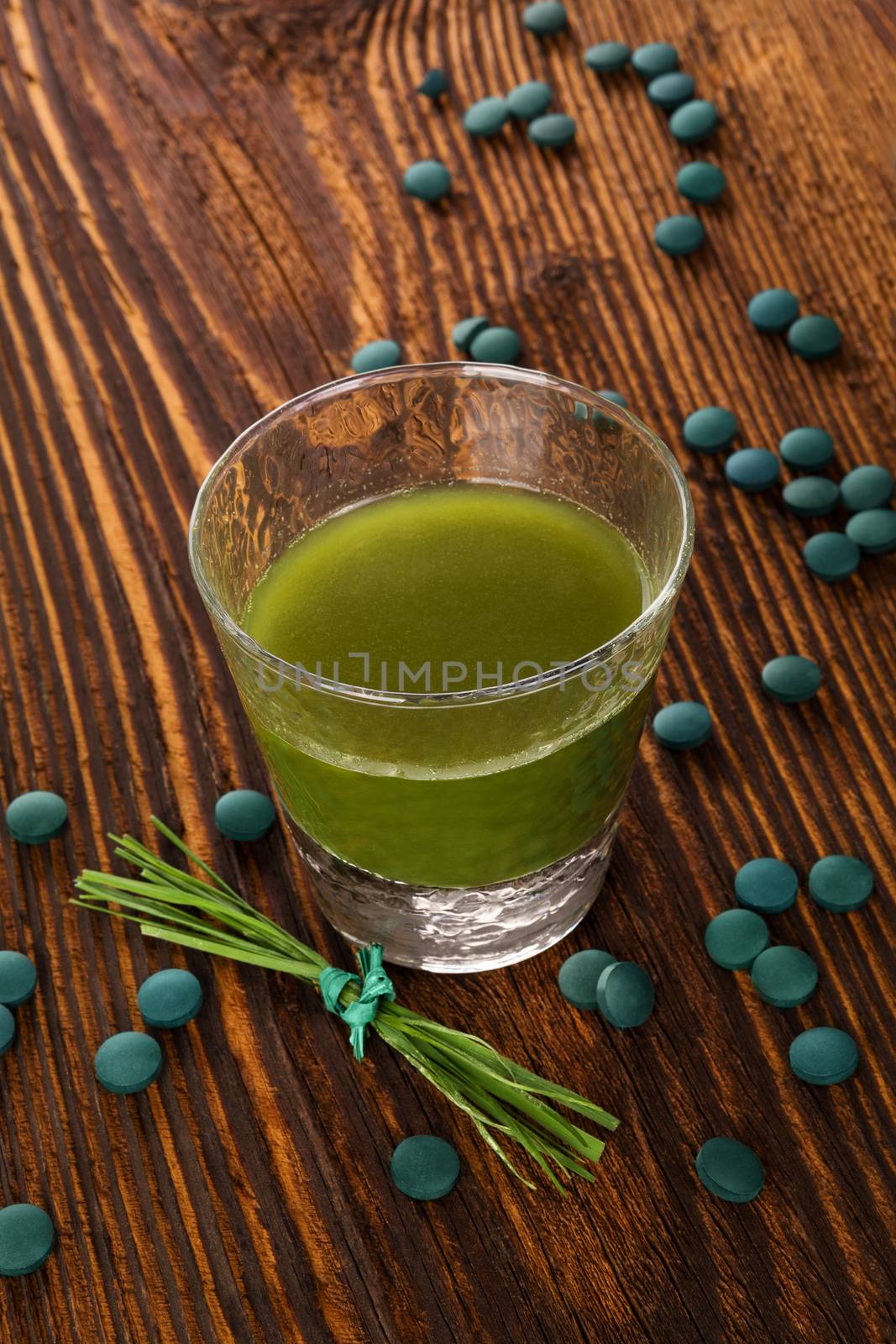 Spirulina, chlorella, barley and wheatgrass. Green supplement, superfood detox.