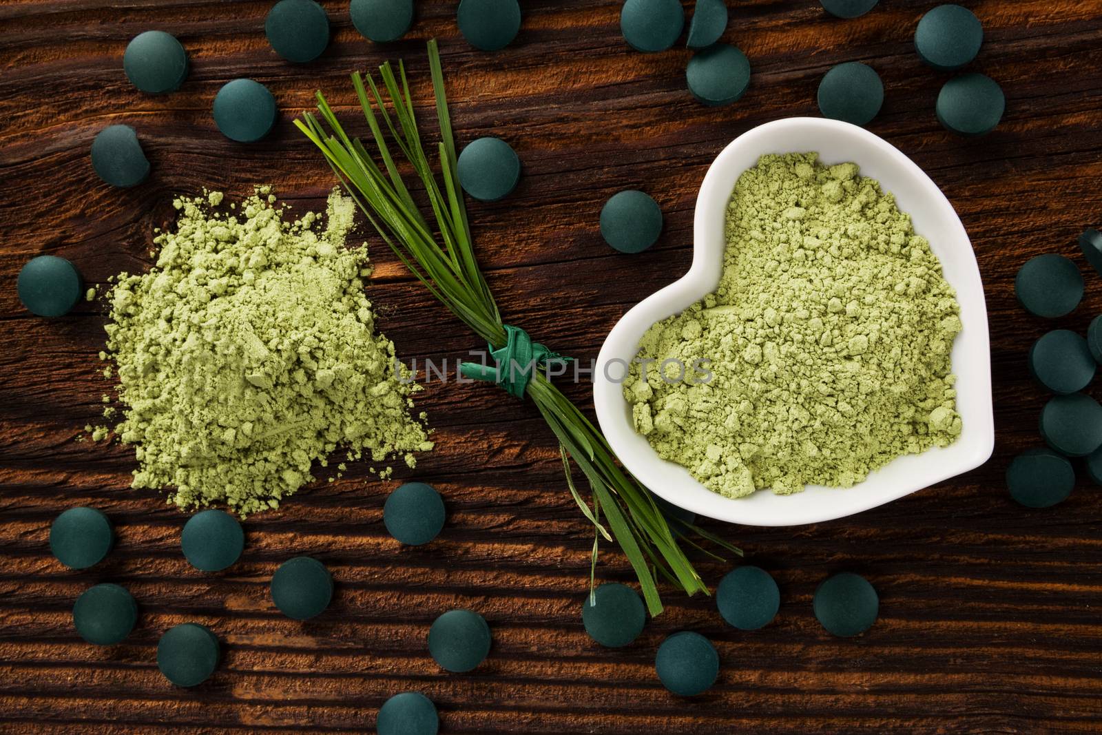 Spirulina, chlorella, barley and wheatgrass. Green supplement, superfood detox.