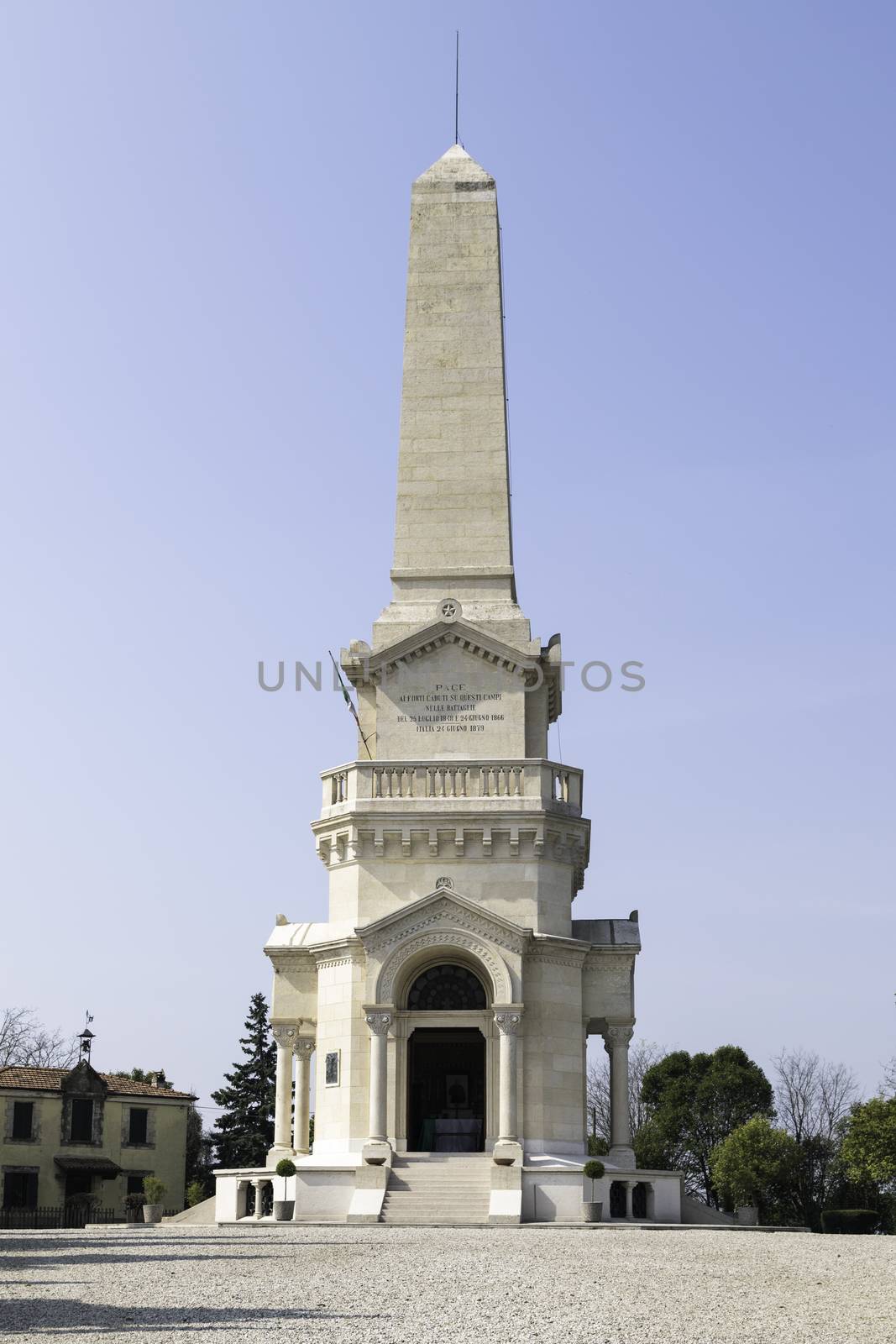 ossuary of Custoza was erected in 1879 at the behest of Don Gaetano Pivatelli, keeps the remains of the fallen of the First and Third Italian War of Independence (in 1848 and 1866 respectively).