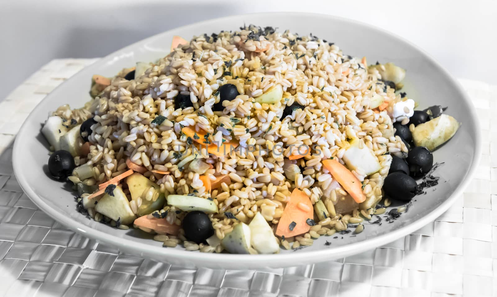 rice vegan salad with black olive and carrot