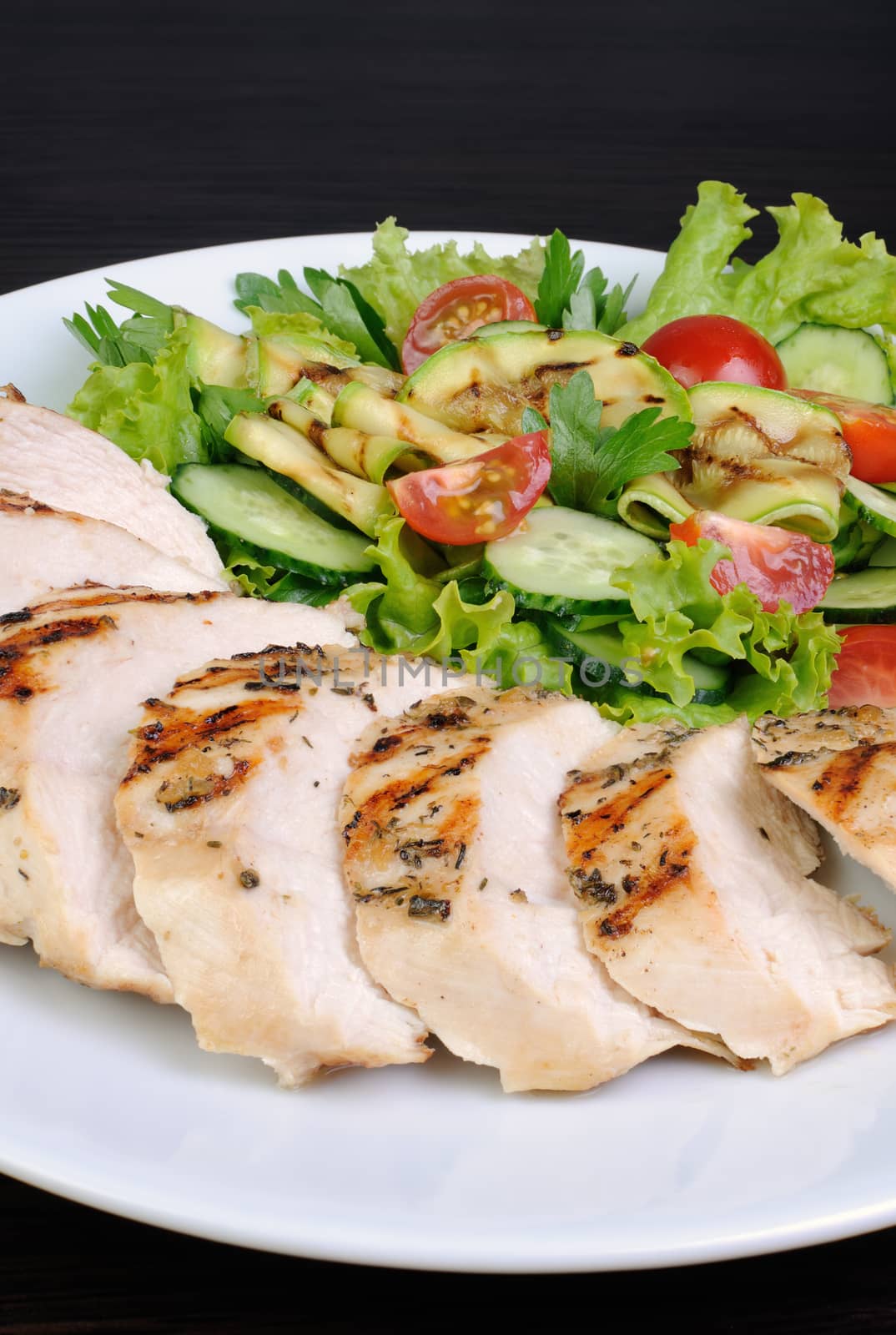 Slices of tender chicken breast grilled with vegetables