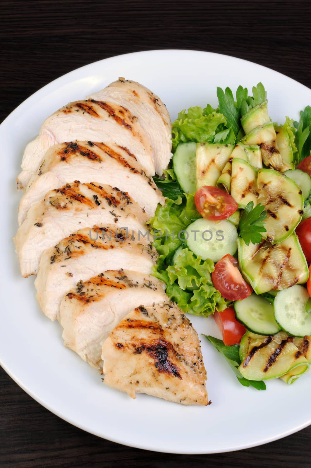 Slices of tender chicken breast grilled with vegetables