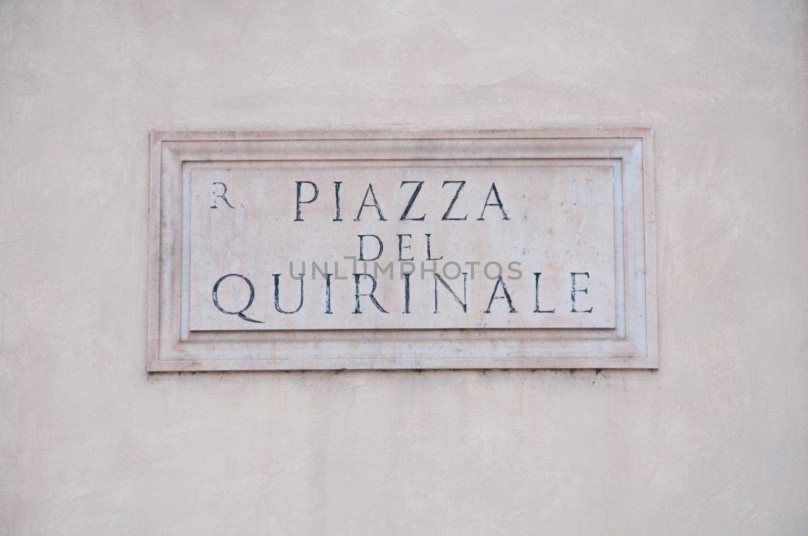 Road sign indicating a street name in Italian "piazza de quirinale" in English means quirinale square