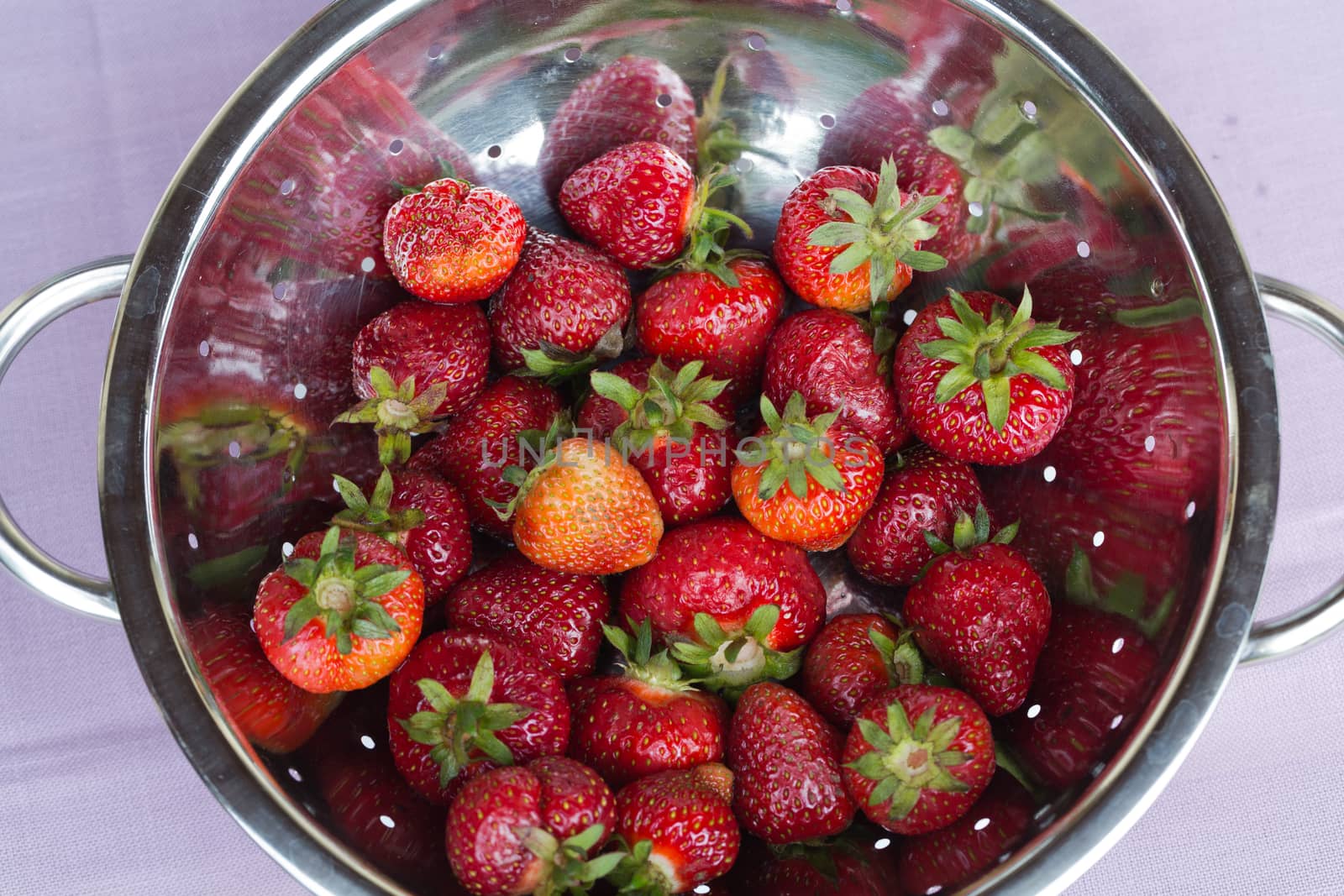 Fresh ripe  strawberry by wjarek