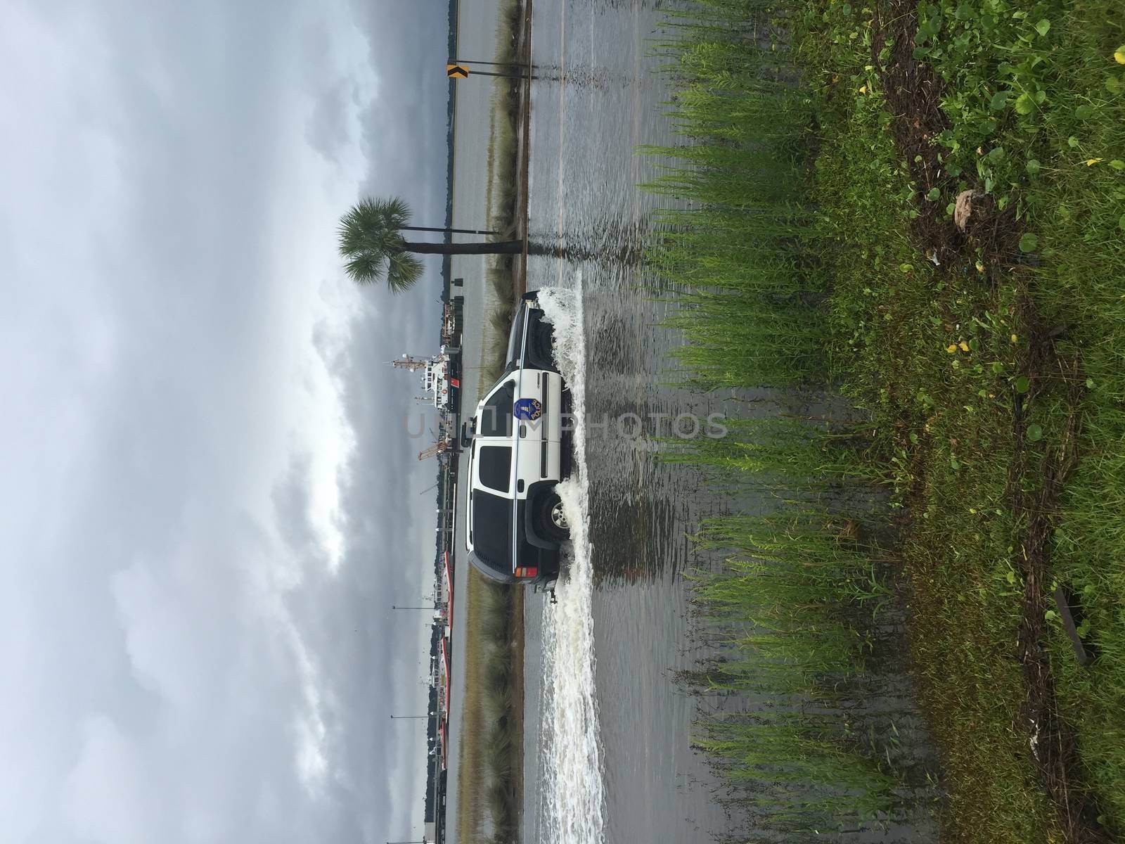 UNITED-STATES, Charleston : Wheel rims of a running police car are under water when catastrophic floods ravaged much of South Carolina on October 4, 2015. Heavy rains dropped nearly 17 inches on the state capital of Charleston in a 17 hour span. At least nine people died in South Carolina as a result of the flooding and one person has died in neighboring North Carolina. The storms also left some 30,000 residents without power and shut down many major roads. Governor Nikki Haley called the rains the worst in 1,000 years. 