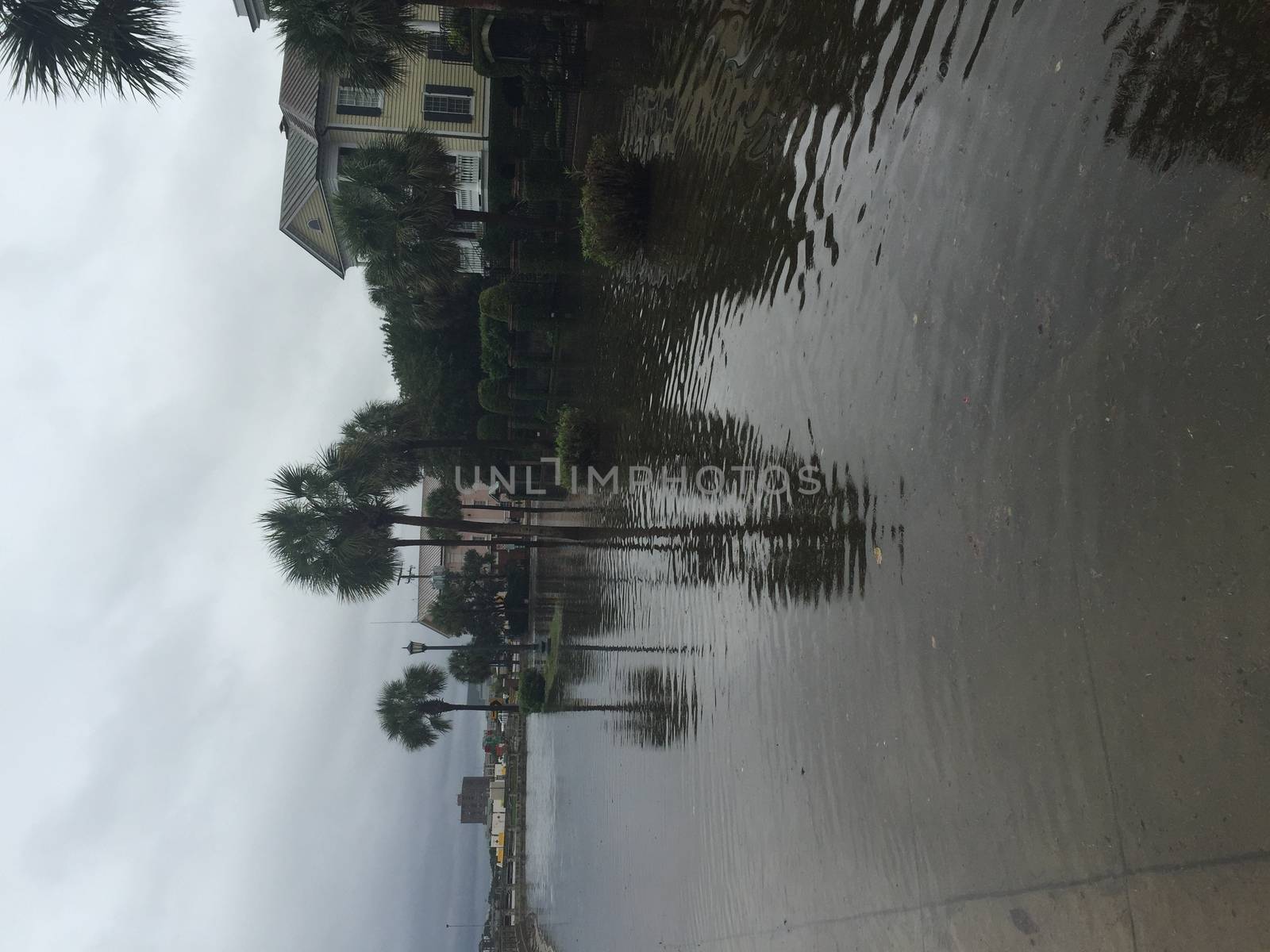 UNITED-STATES, Charleston : Heavy rains dropped nearly 17 inches on the state capital of Charleston in a 17 hour span when catastrophic floods ravaged much of South Carolina on October 4, 2015. At least nine people died in South Carolina as a result of the flooding and one person has died in neighboring North Carolina. The storms also left some 30,000 residents without power and shut down many major roads. Governor Nikki Haley called the rains the worst in 1,000 years. 