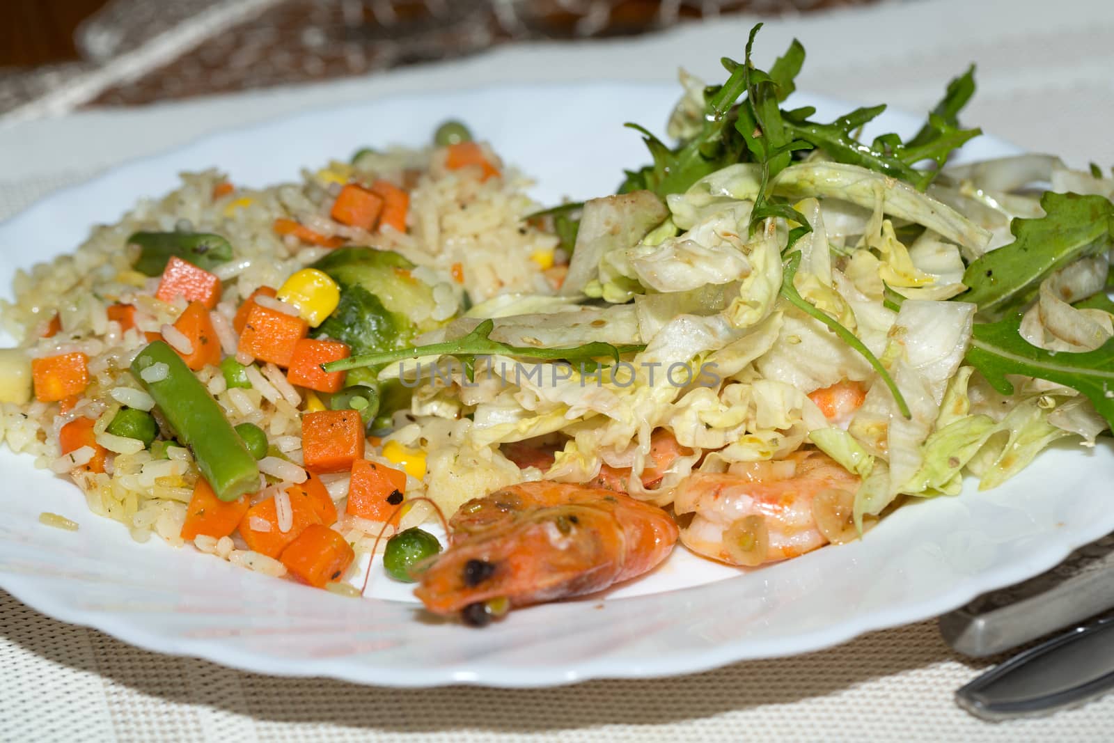 fresh gulf shrimps with rice and salad by wjarek