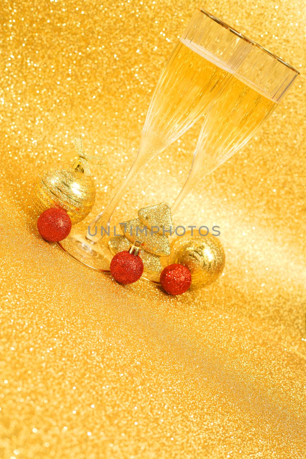 Champagne and christmas decor by destillat