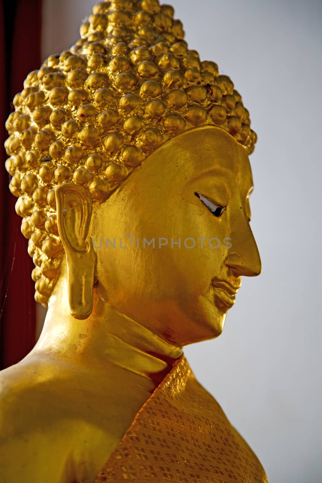 siddharta   in the temple bangkok      wat  palaces    by lkpro