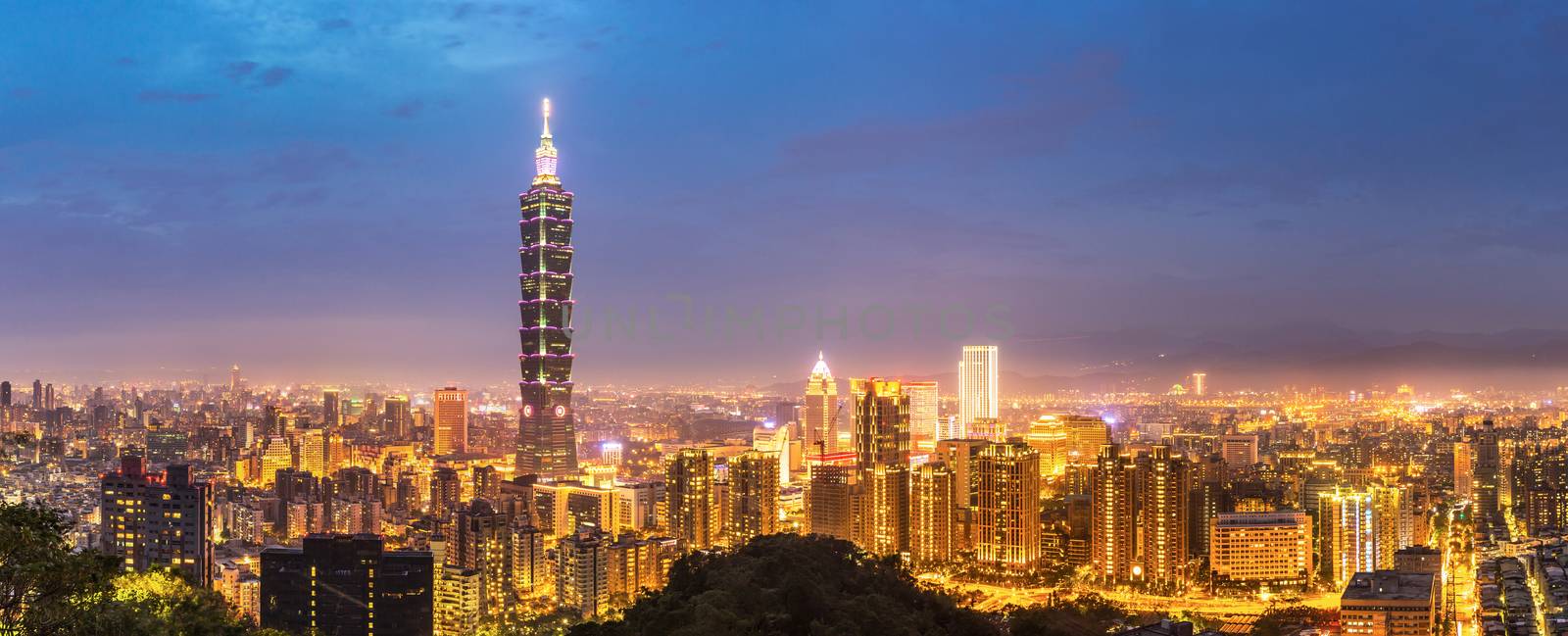 Taipei skyline Panorama by vichie81