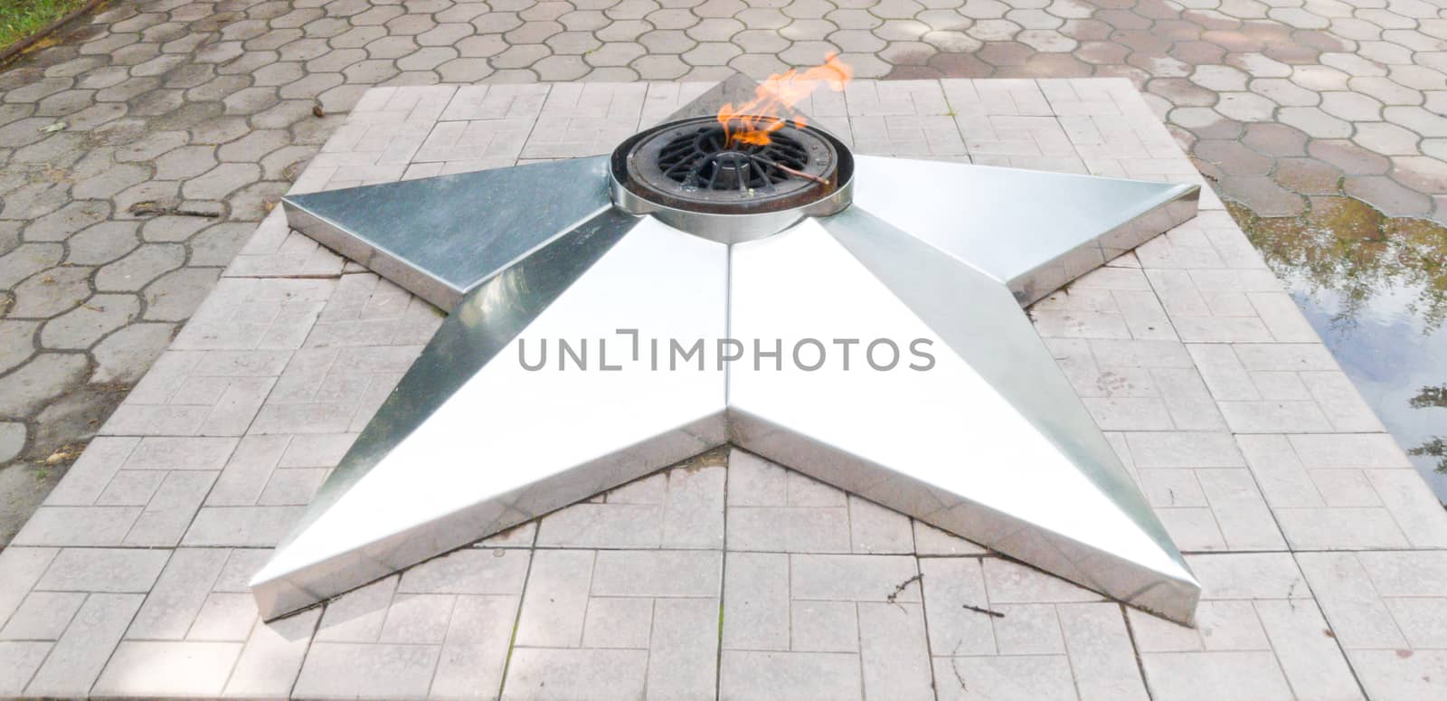 a monument in the shape of a star - the eternal flame
