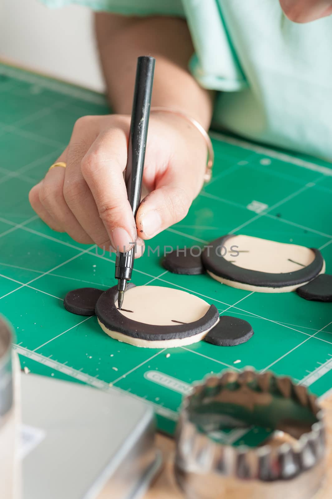 The process of making fondant cake, fondant sugar mod action, writing on fondant sugar with food edible marker