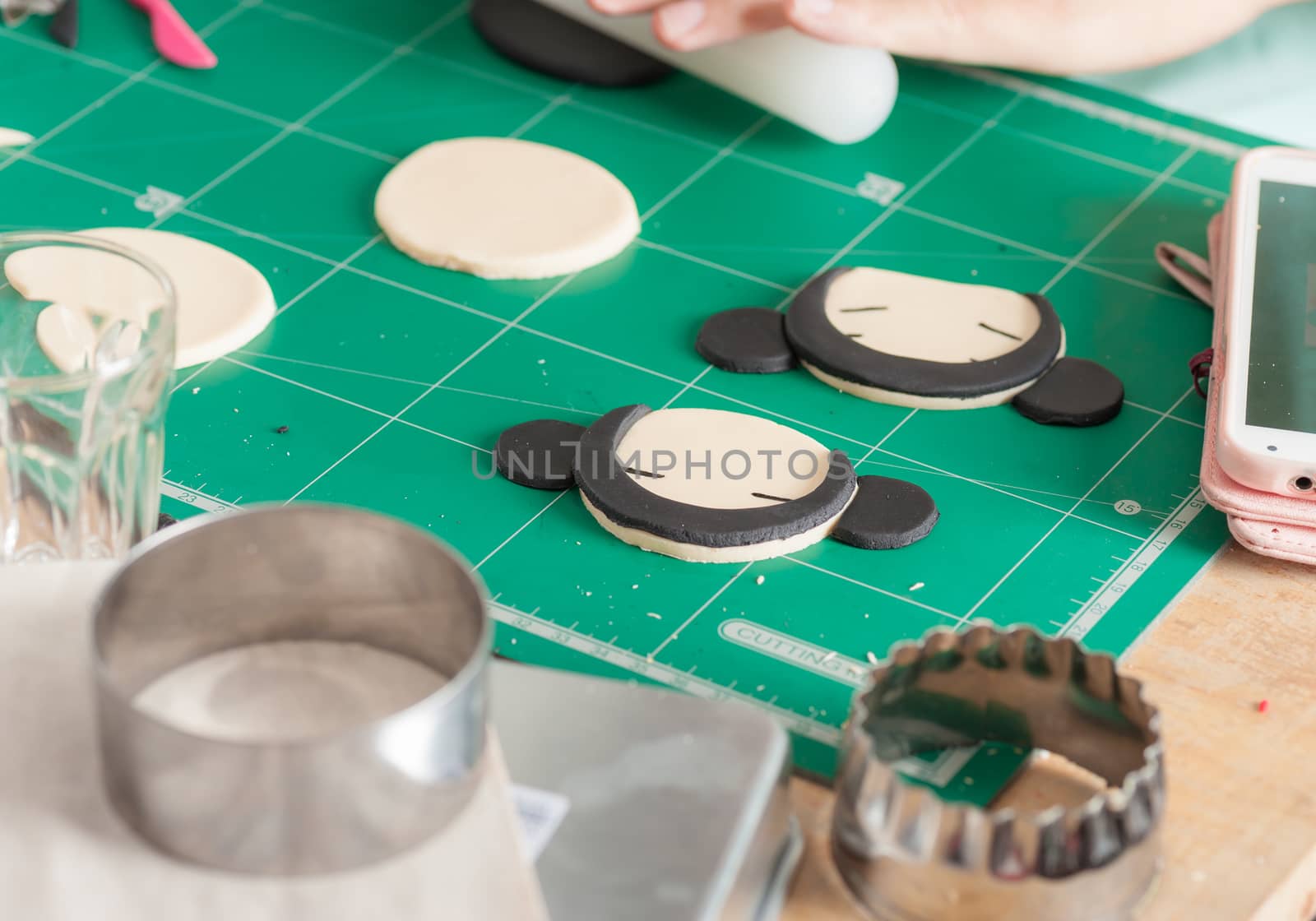 The process of making fondant cake, fondant sugar mod action