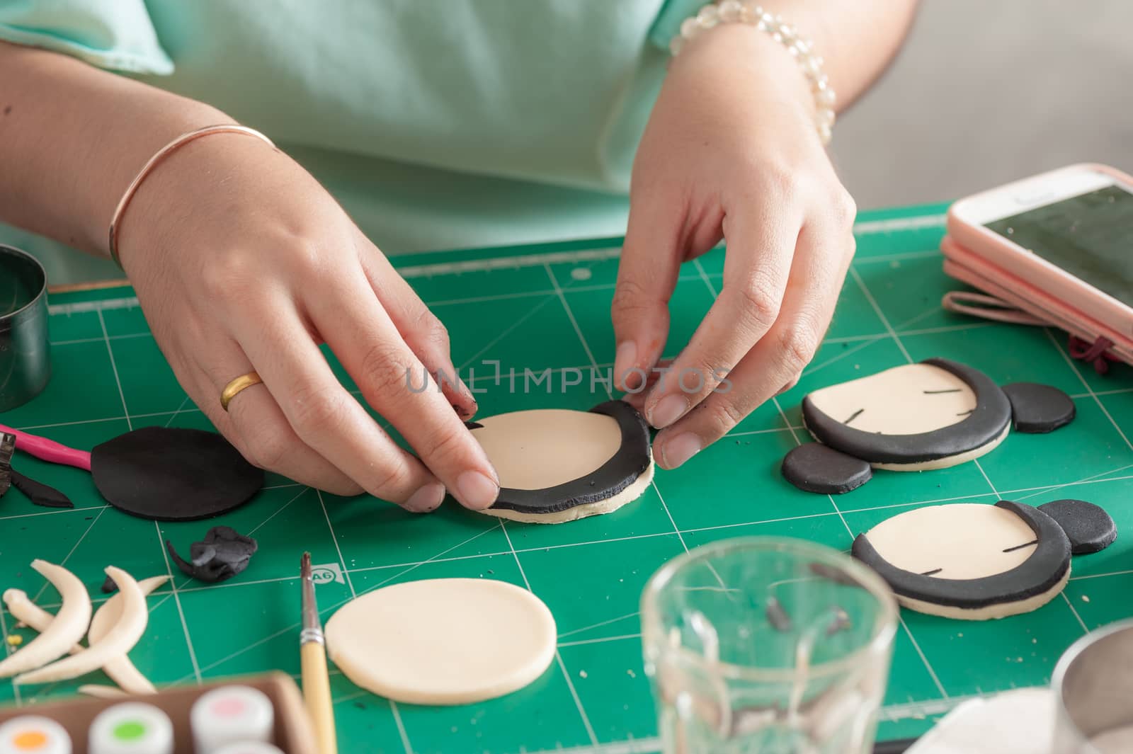 The process of making fondant cake, fondant sugar mod action