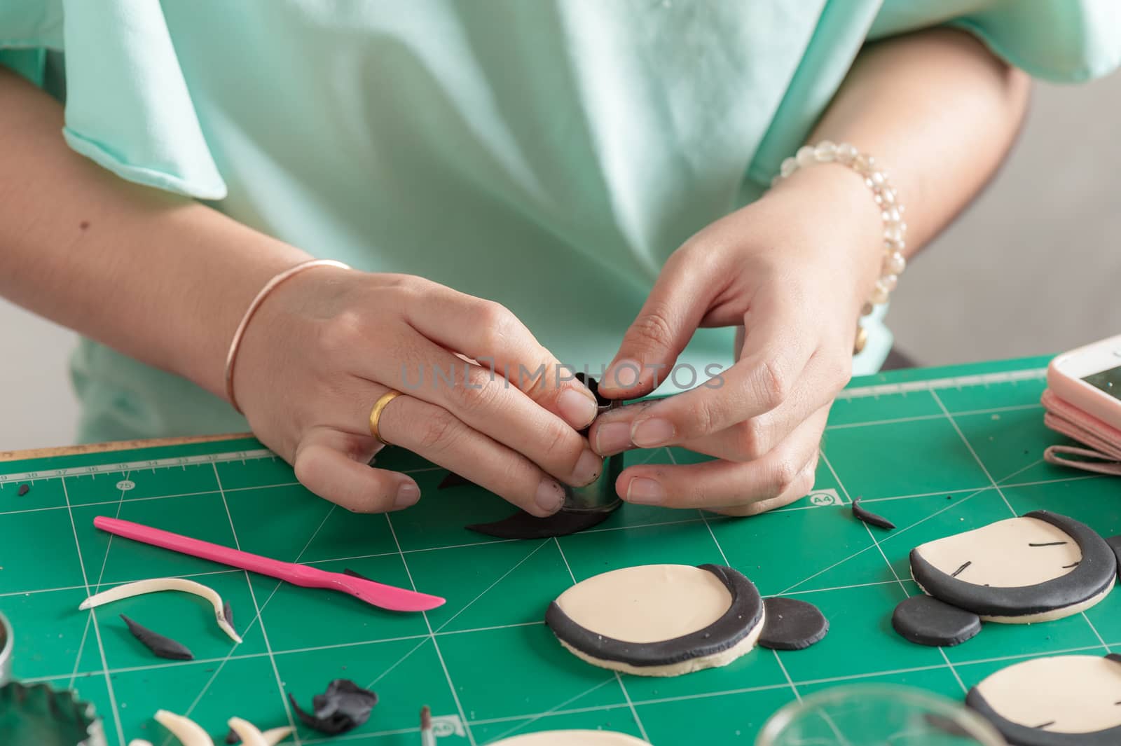 The process of making fondant cake, fondant sugar mod action