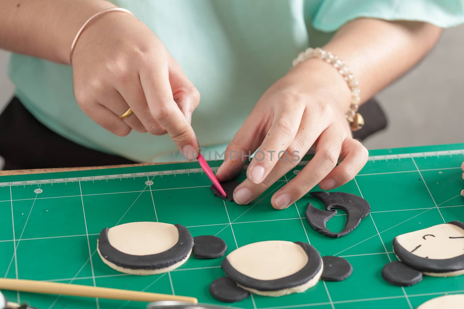 The process of making fondant cake, fondant sugar mod action